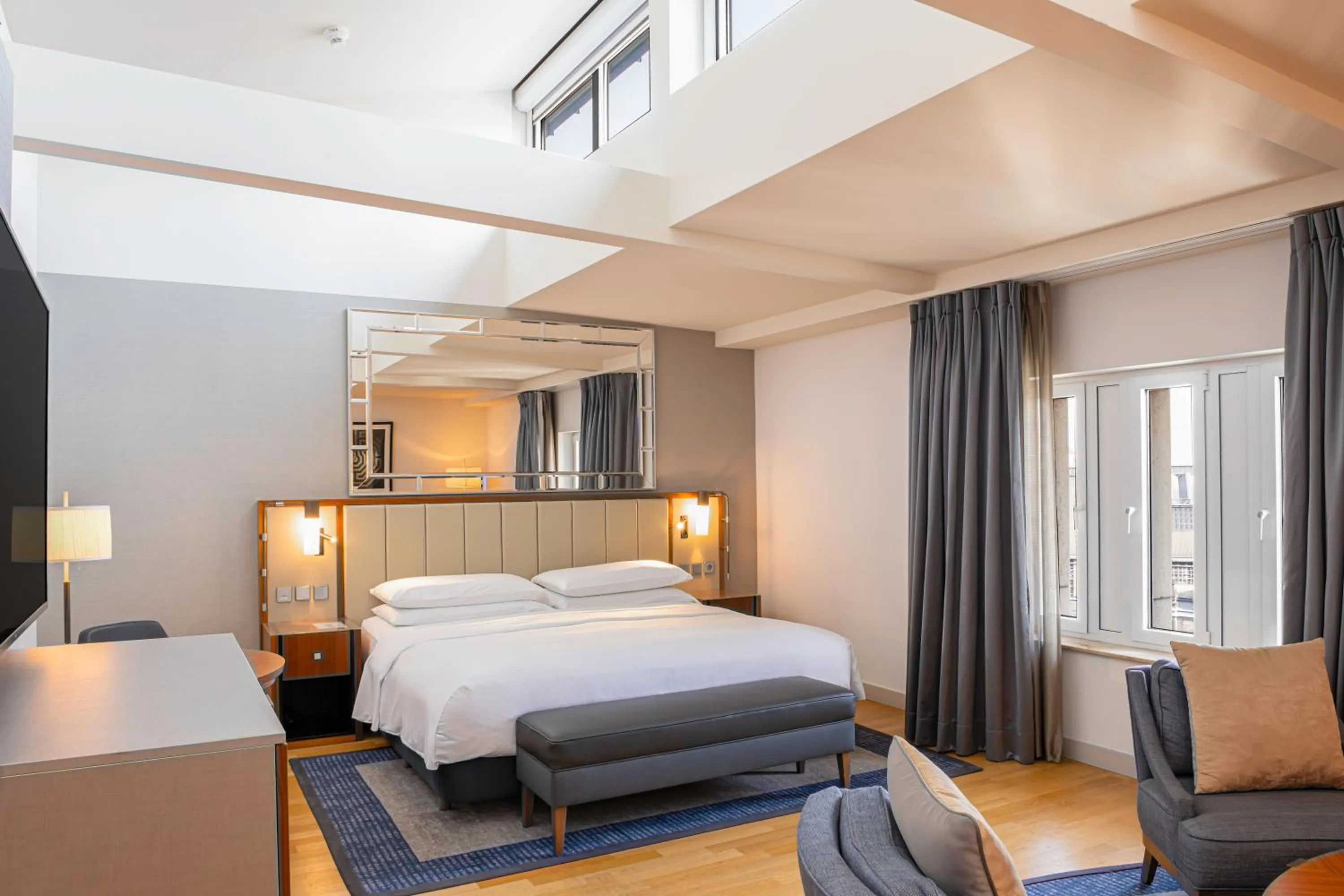 Photo of the whole room, Bed in Hilton Cologne