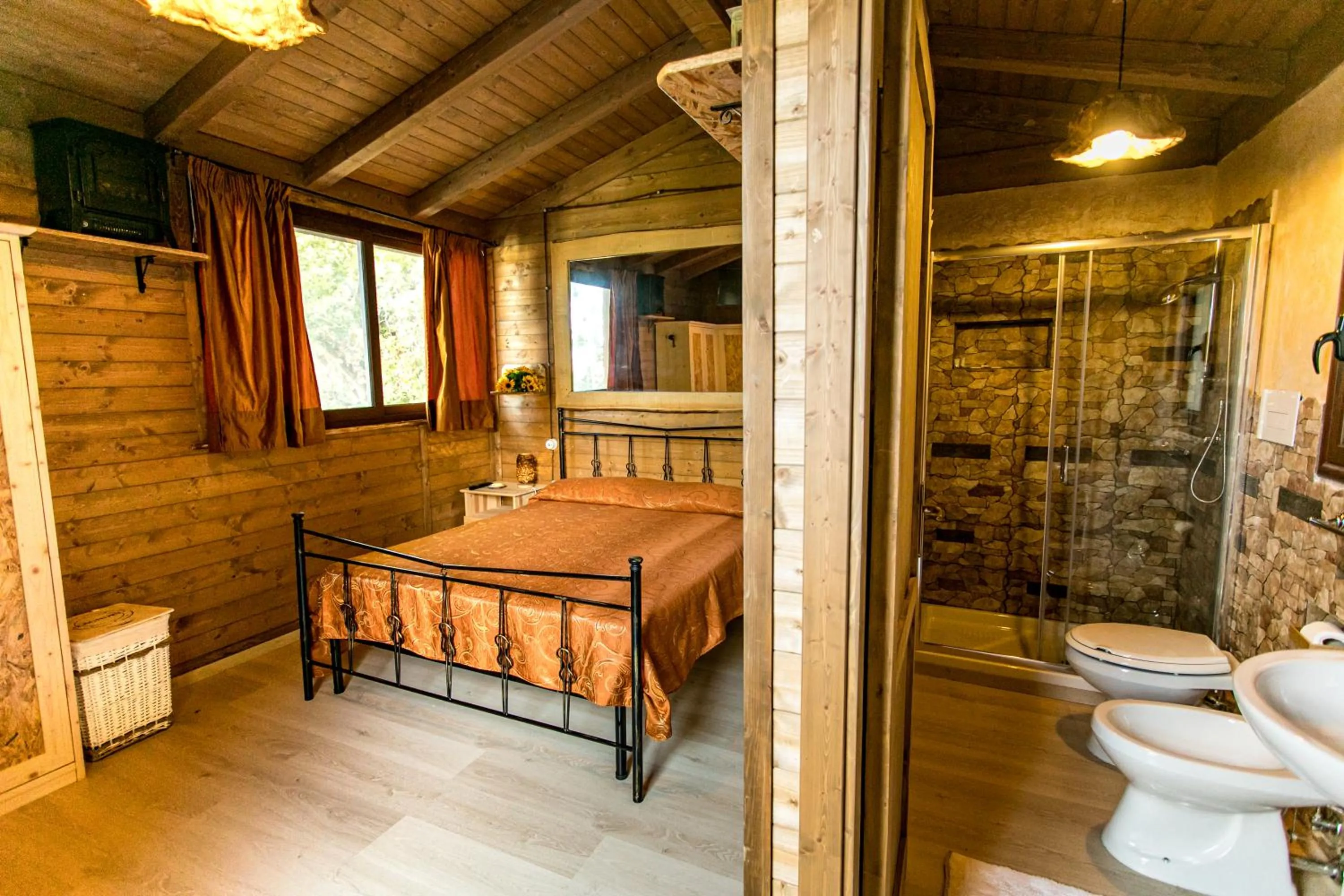 Bathroom, Bed in B & B Le Casette sull'albero di Villa Alba