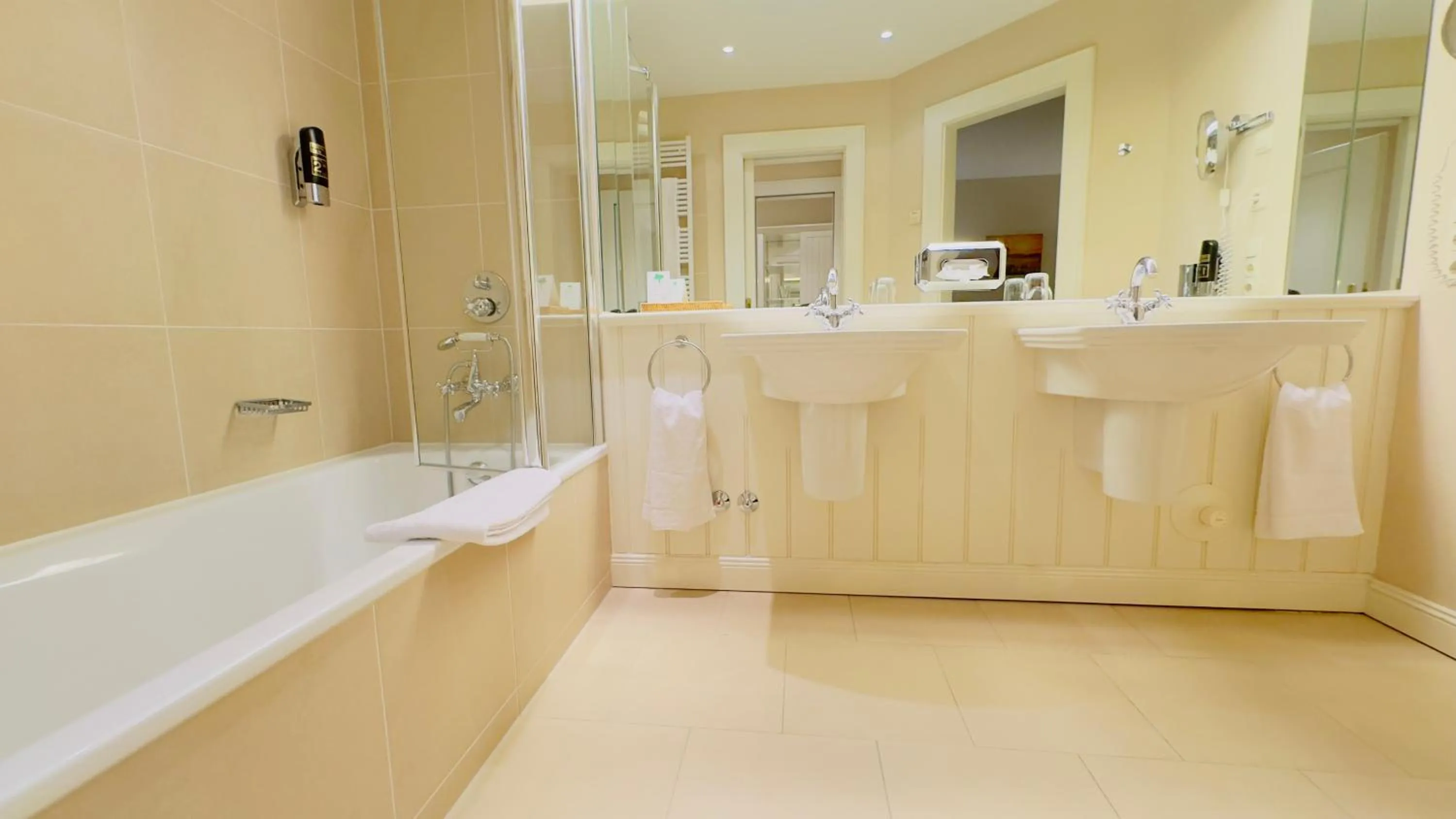 Bathroom in Schloss Lüdersburg Golf & Spa