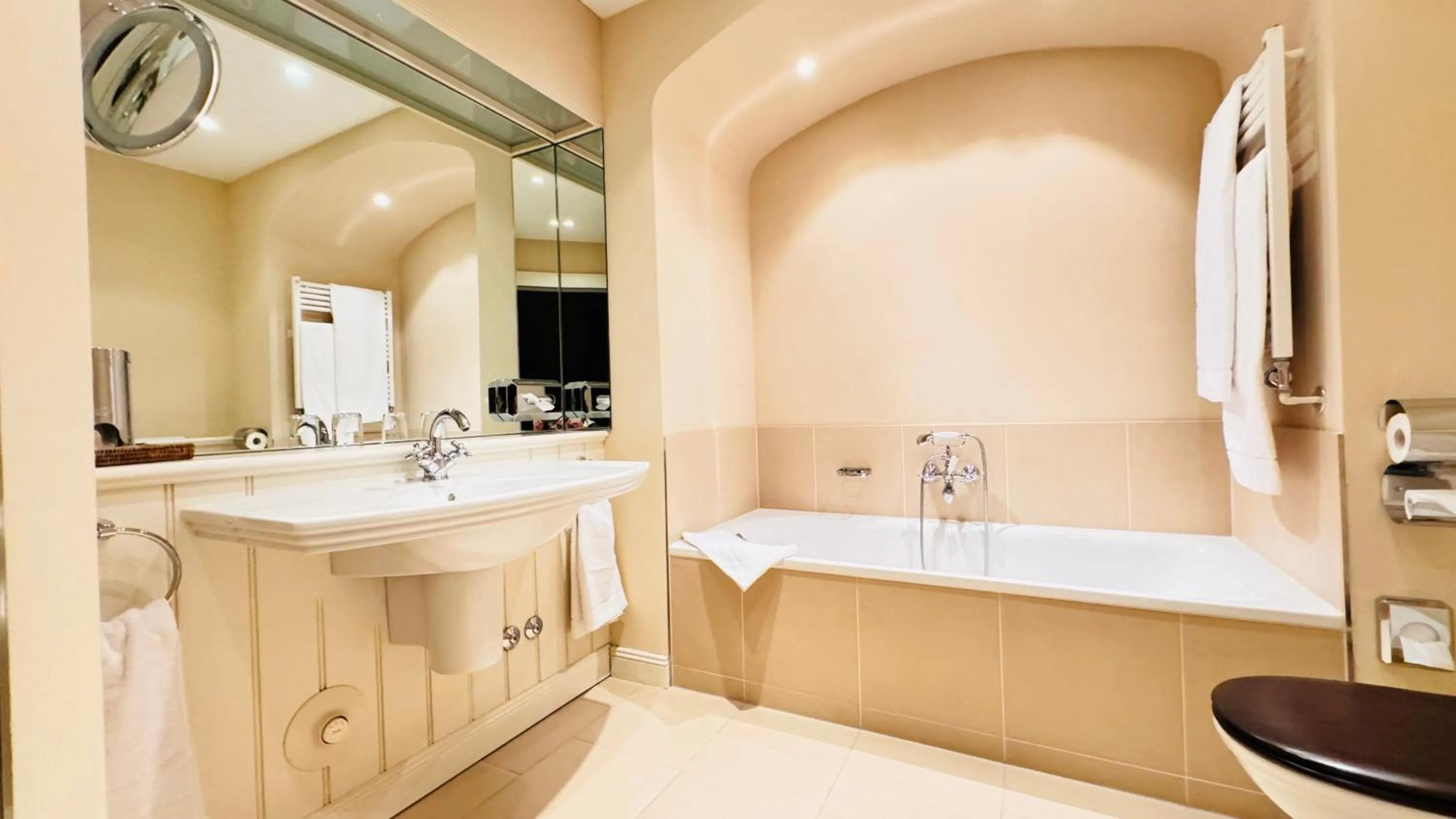 Bathroom in Schloss Lüdersburg Golf & Spa