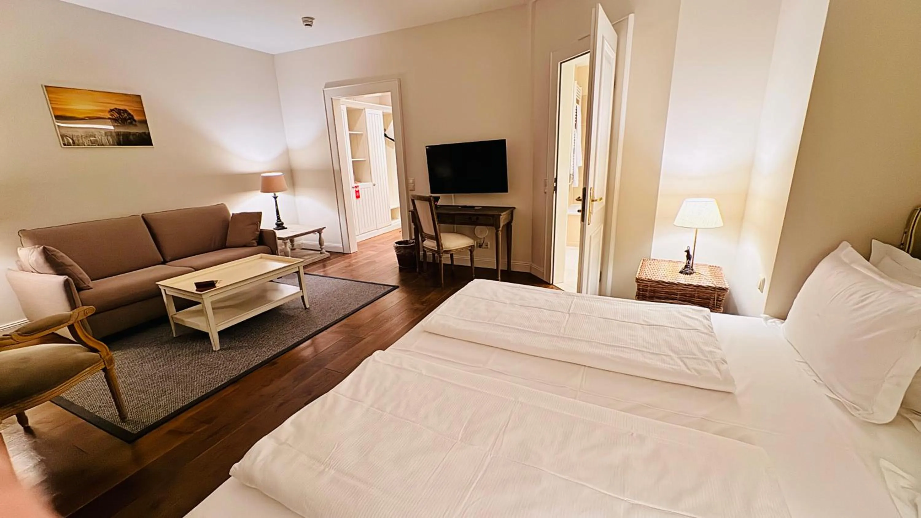 Photo of the whole room, Bed in Schloss Lüdersburg Golf & Spa