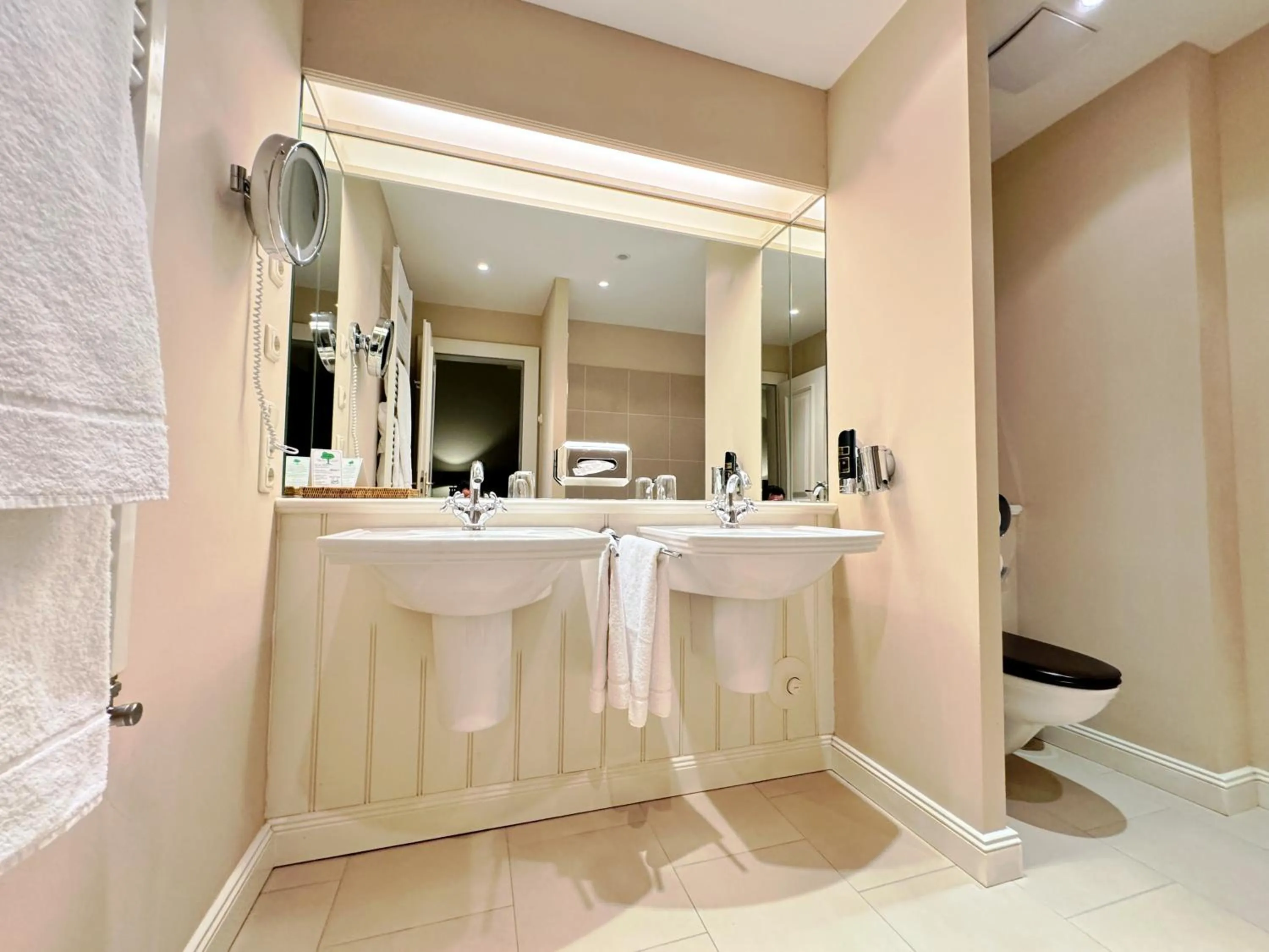 Bathroom in Schloss Lüdersburg Golf & Spa