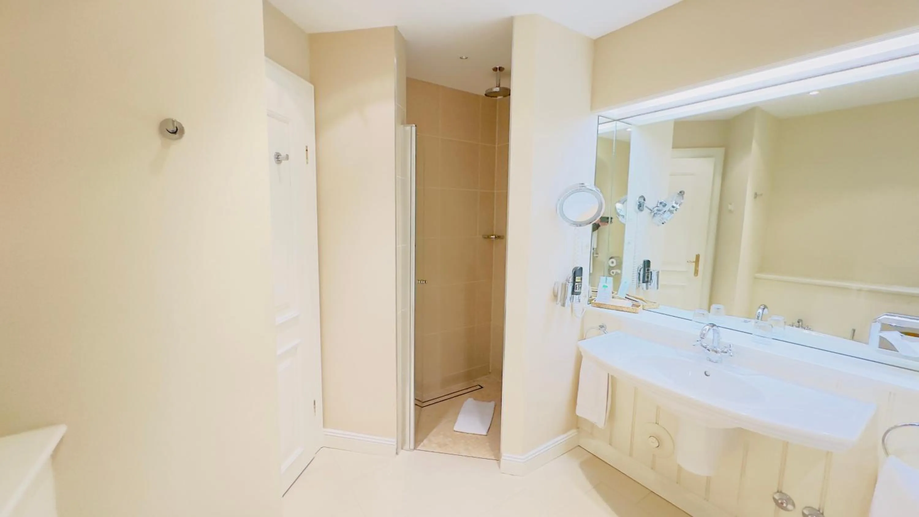 Bathroom in Schloss Lüdersburg Golf & Spa