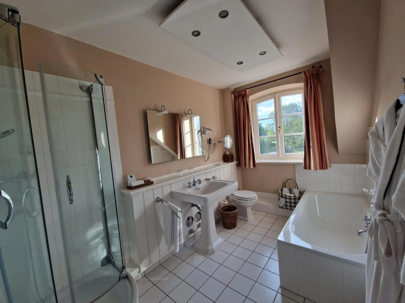 Bathroom in Schloss Lüdersburg Golf & Spa