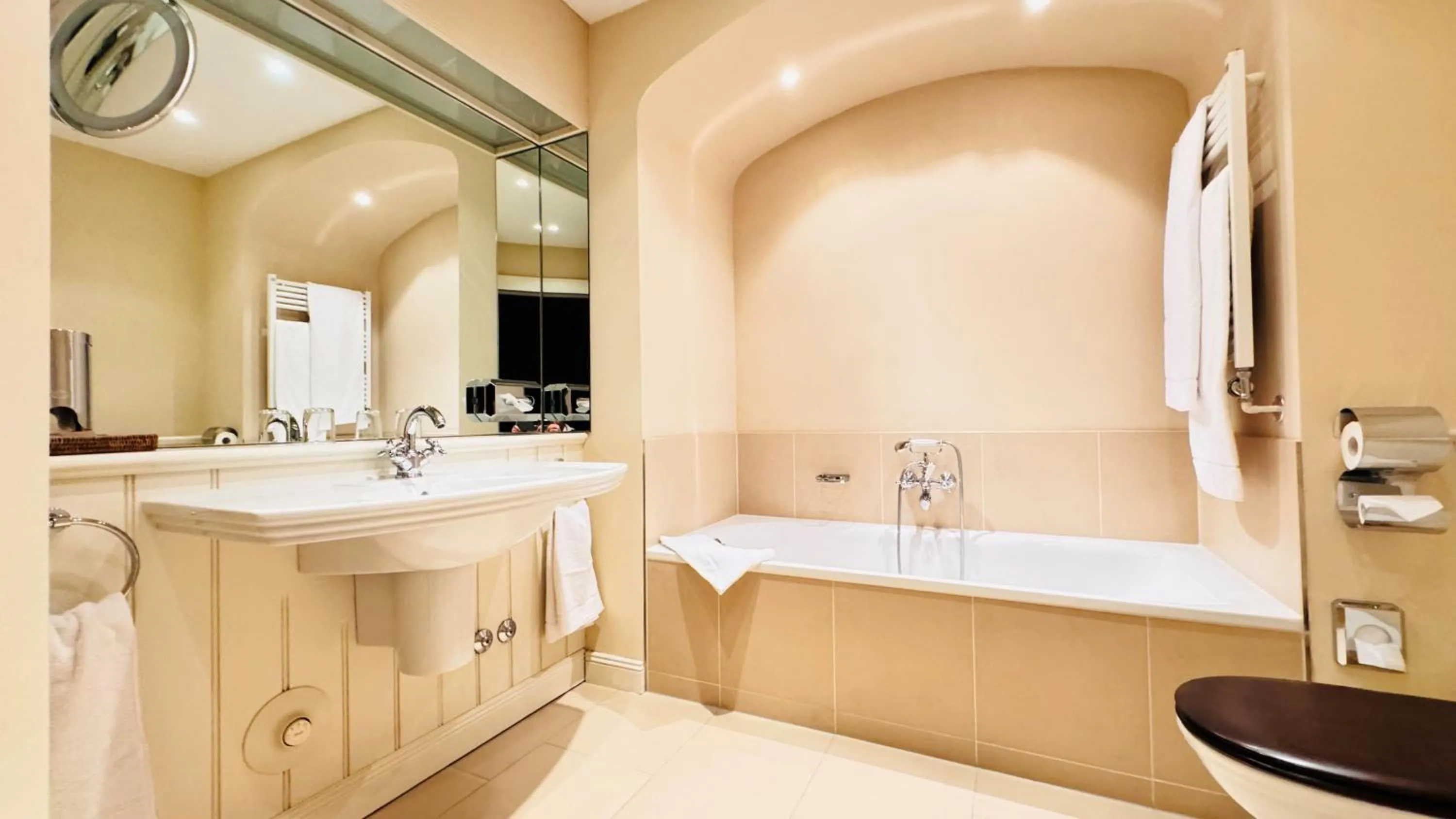 Bathroom in Schloss Lüdersburg Golf & Spa