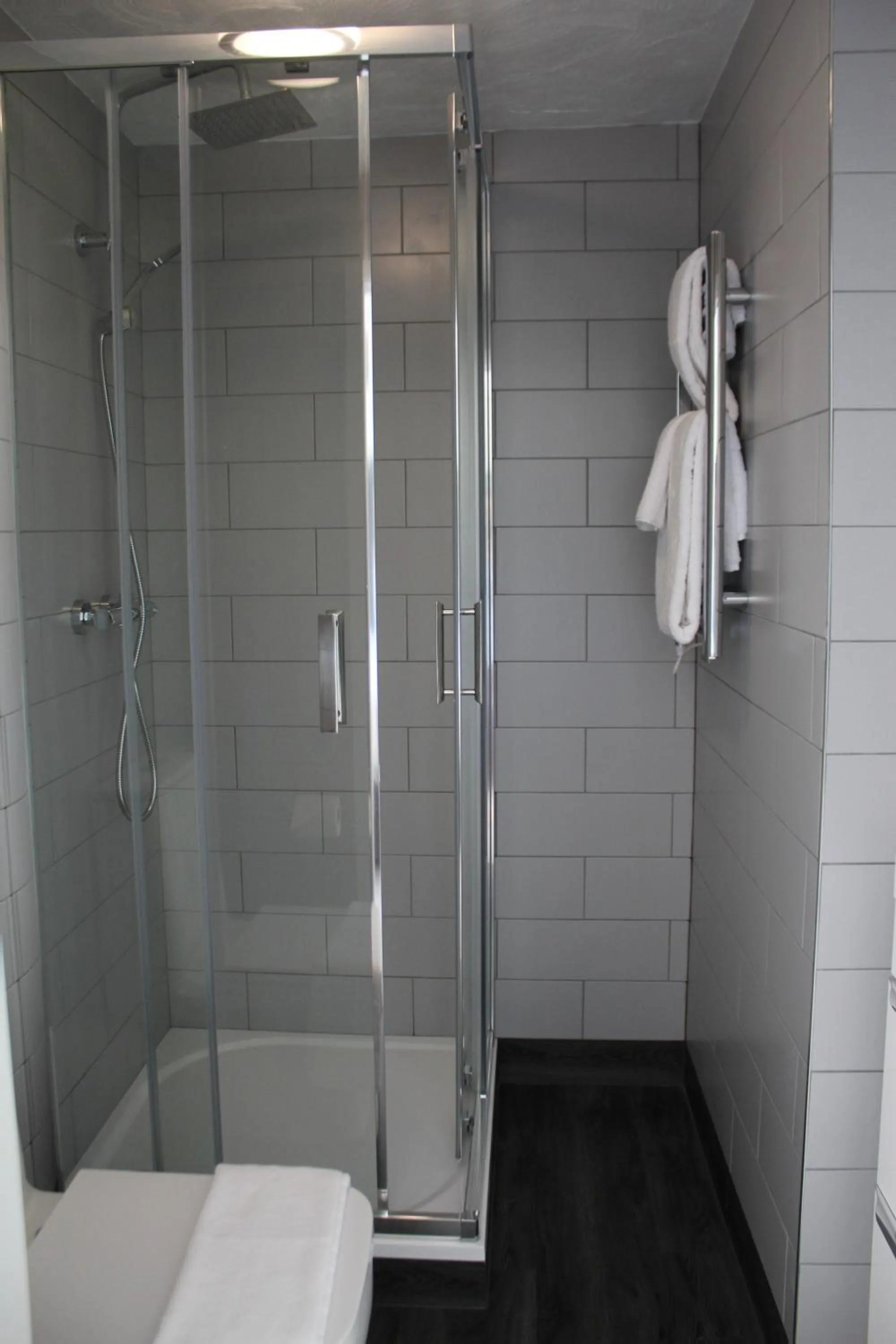 Bathroom in The Five Pilchards Inn