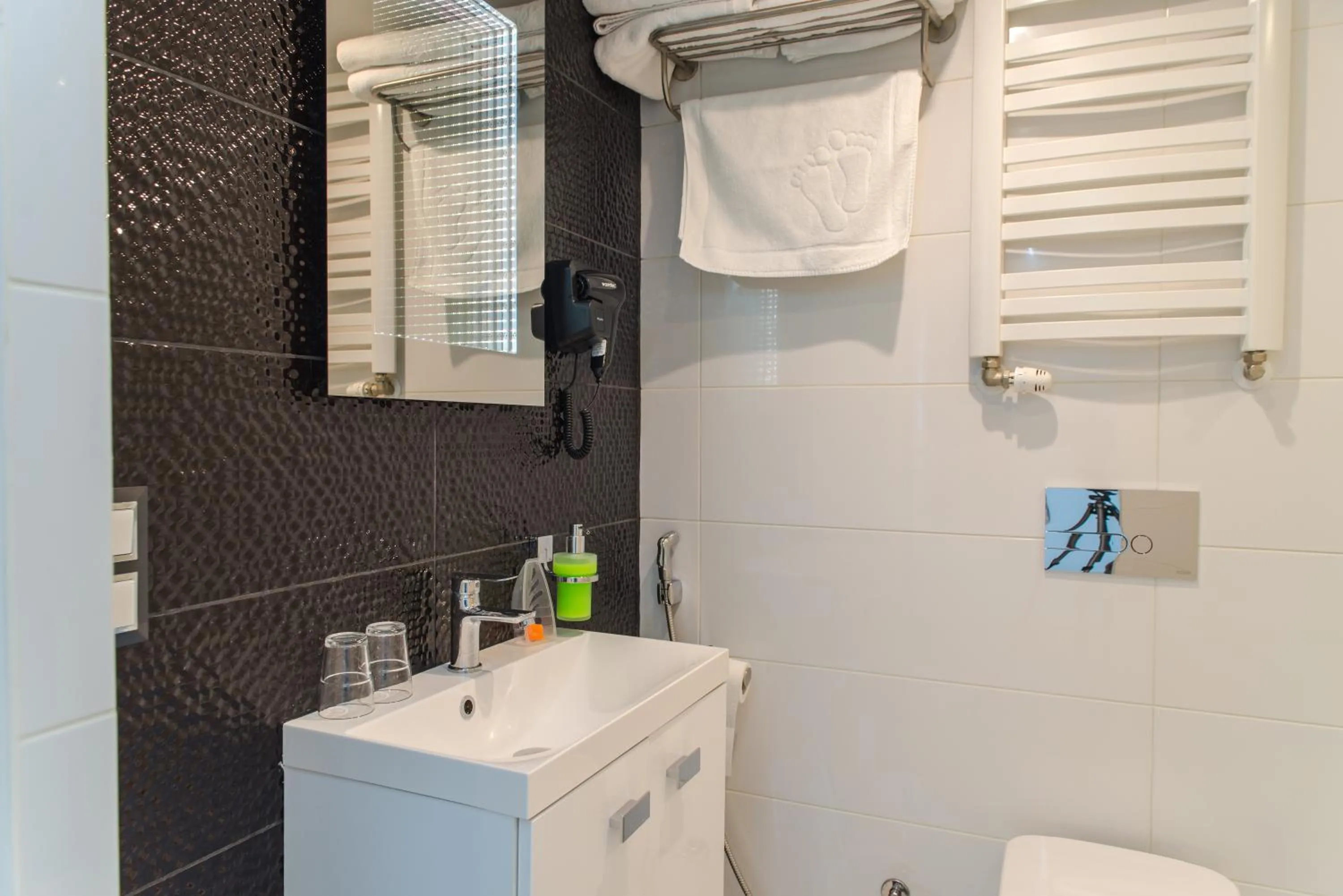 Shower in Panorama- the View of Gdańsk by Elite Apartments