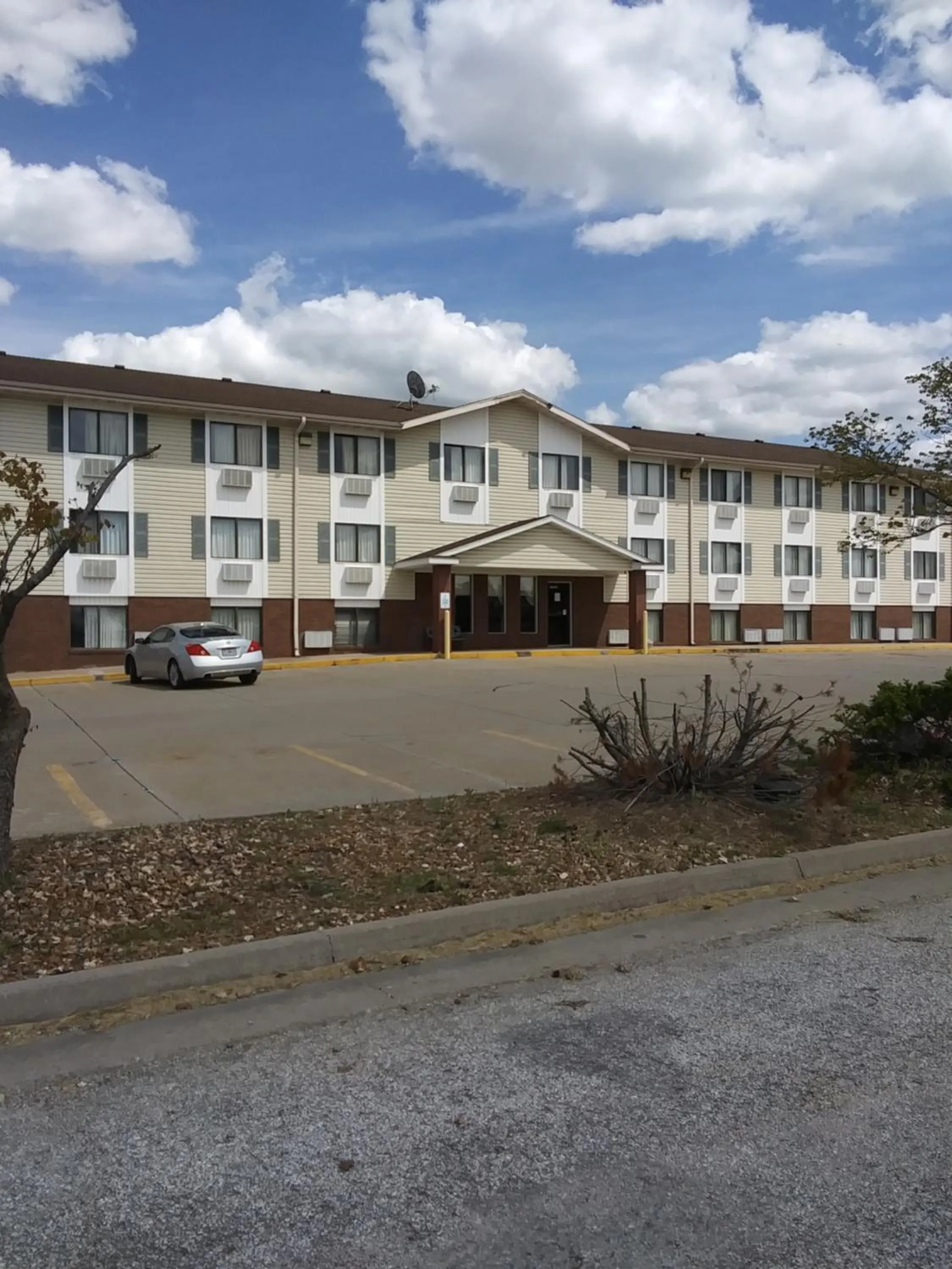 Amerihost Inn & Suites