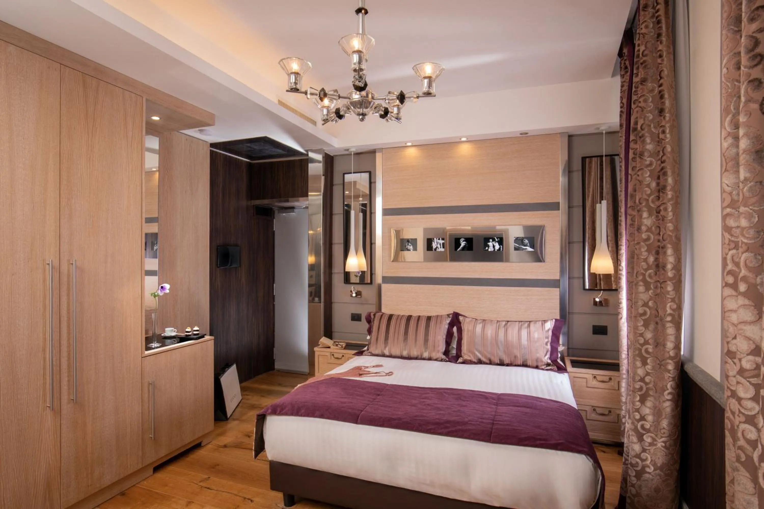 Bed in The Inn at the Spanish Steps Luxury Collection - Mario De' Fiori Suite