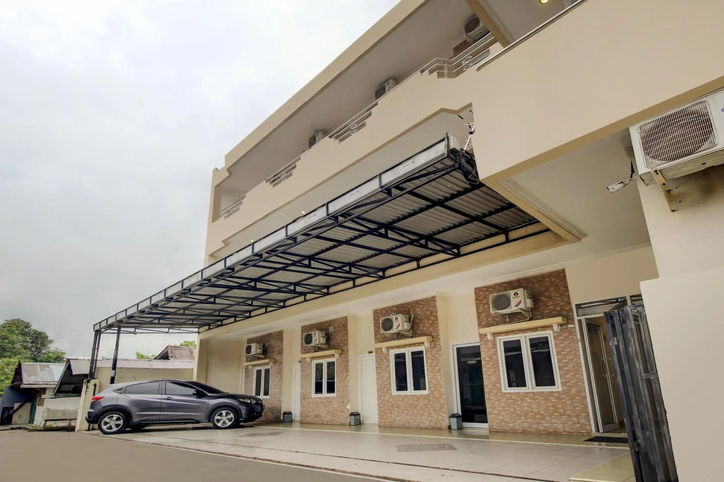 Facade/entrance in OYO Life 3606 Kost Kartini Syariah