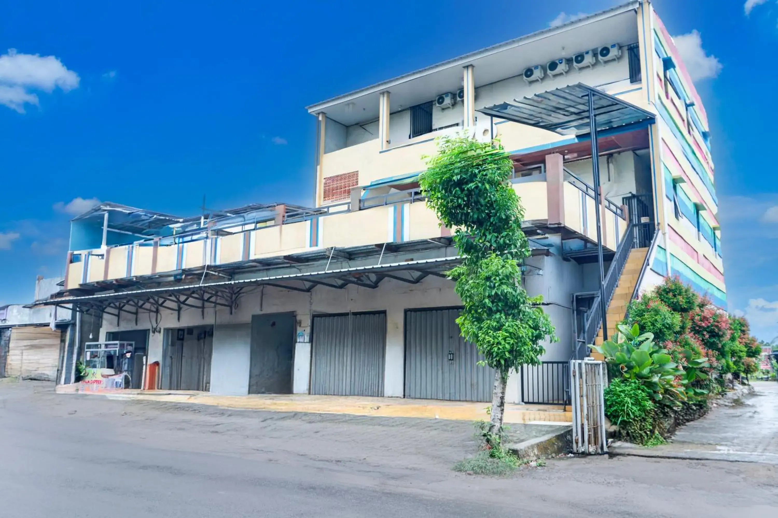 Facade/entrance in Hotel O Sukarame Near Universitas Islam Negeri Raden Intan Lampun Formerly Hotel Wisma Tri Handayani Facade/entrance in Hotel O Sukarame Near Universitas Islam Negeri Raden Intan Lampun Formerly Hotel Wisma Tri Handayani