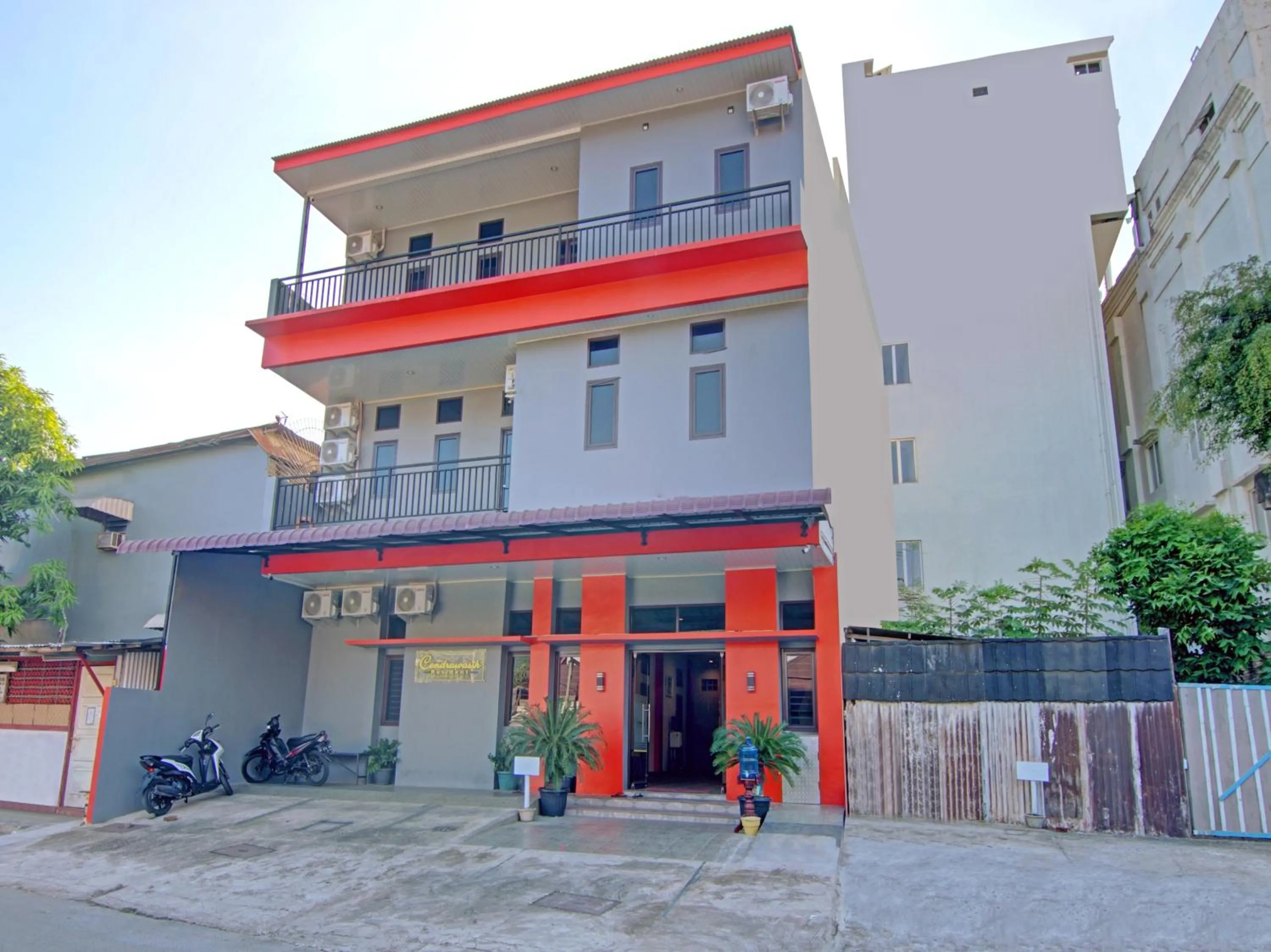 Facade/entrance, Property Building in OYO 3606 Cendrawasih Resident