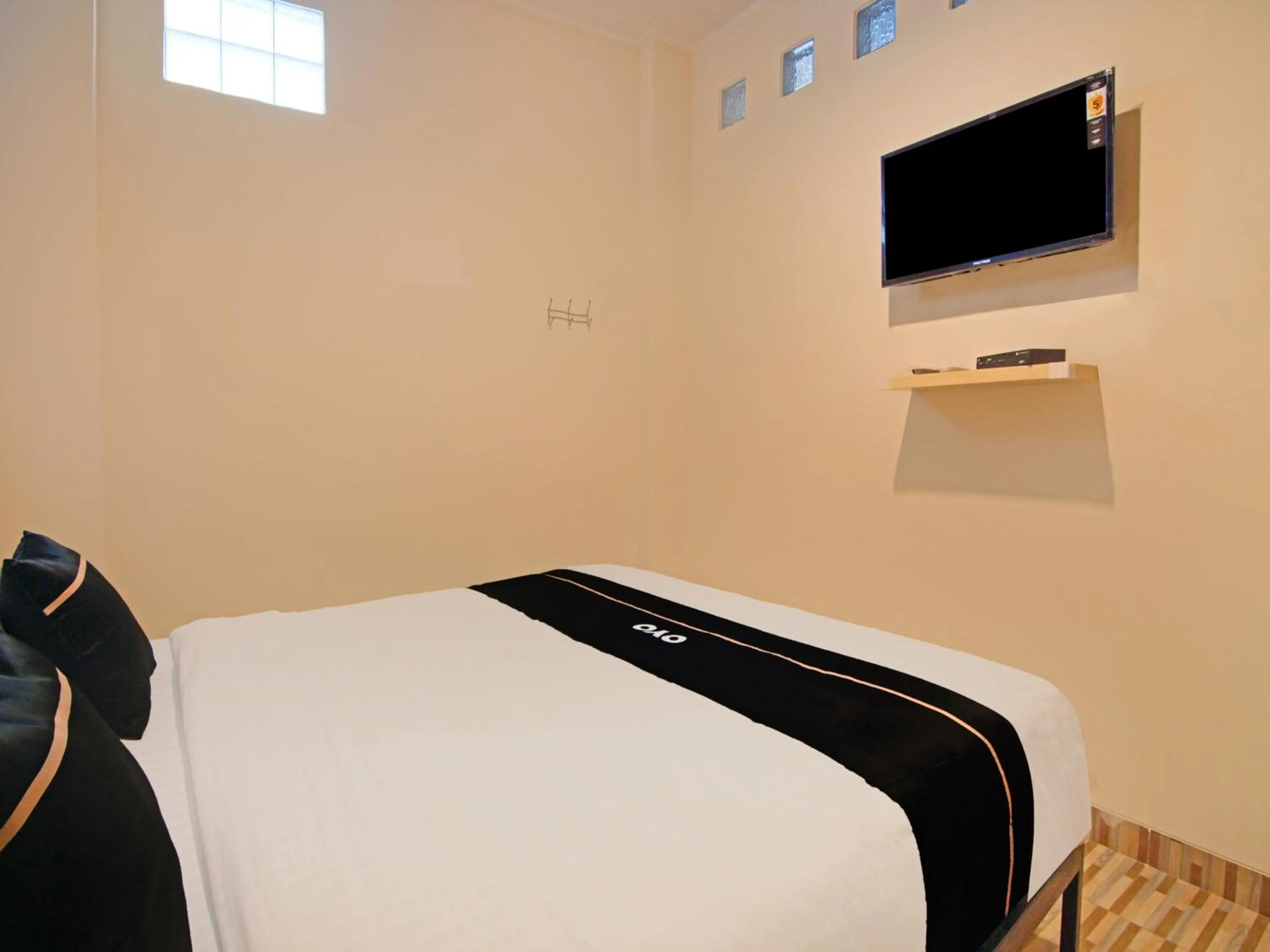 Bedroom, TV/Entertainment Center in OYO 3606 Cendrawasih Resident