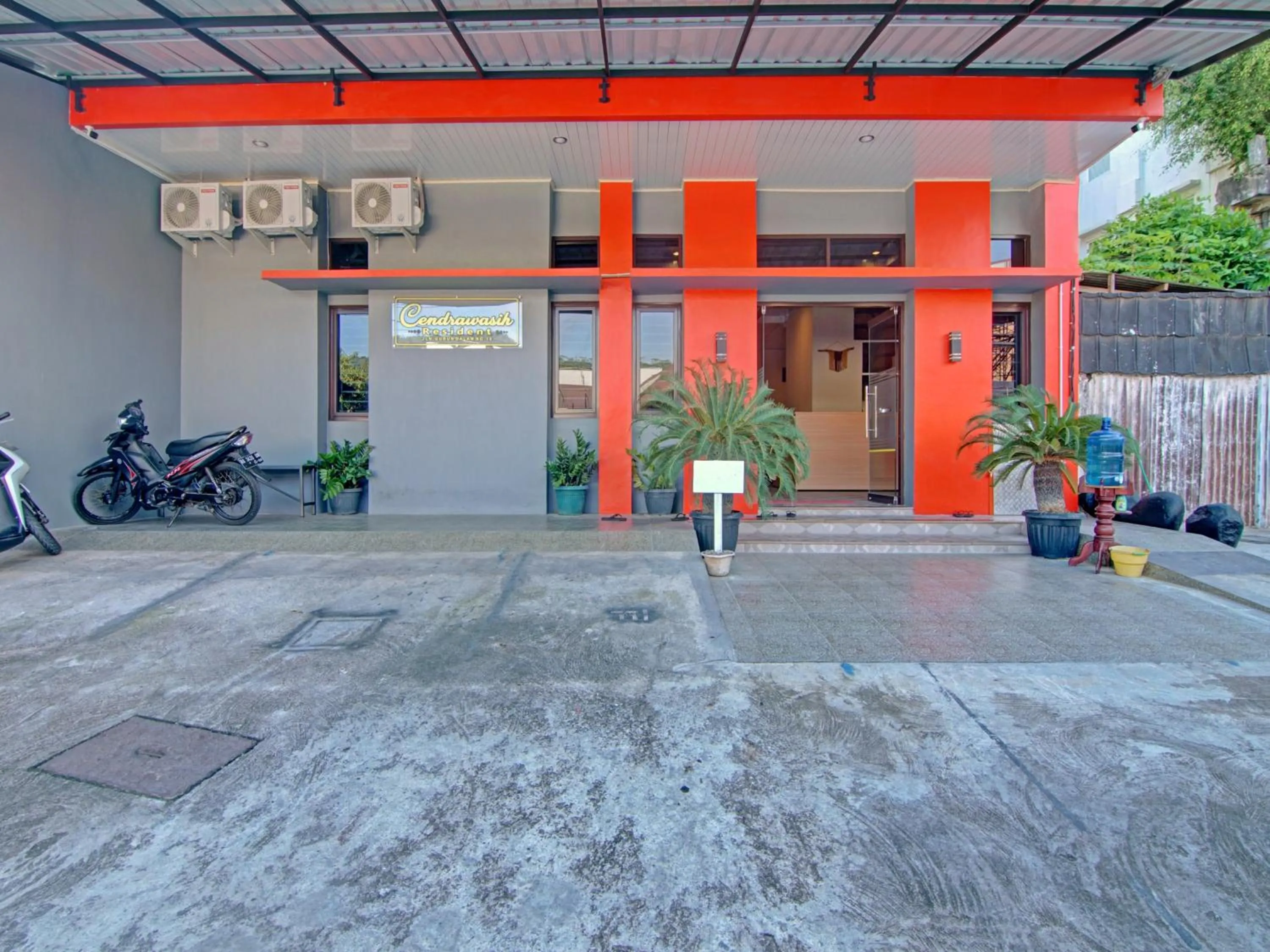 Facade/entrance in OYO 3606 Cendrawasih Resident