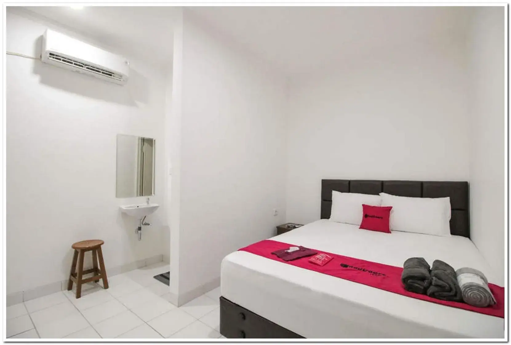 Bedroom, Bed in RedDoorz @ Ruko ITC Roxy Mas Bedroom, Bed in RedDoorz @ Ruko ITC Roxy Mas