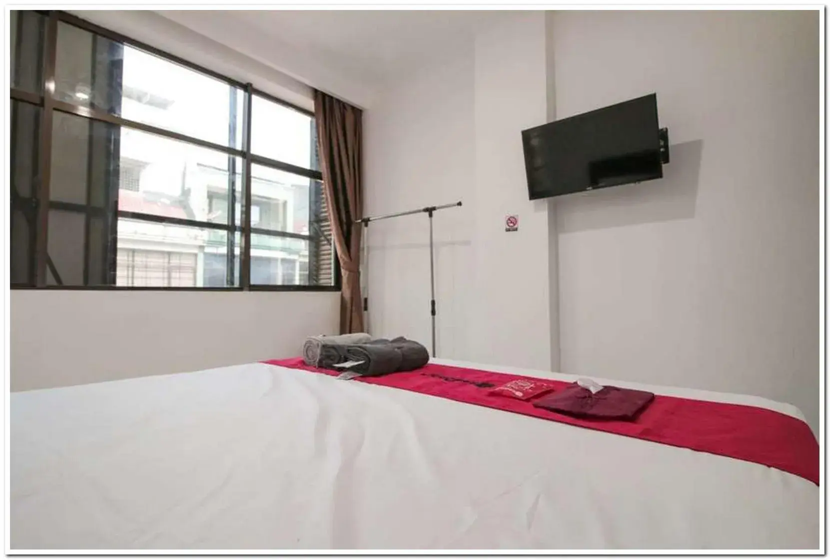 Bed in RedDoorz @ Ruko ITC Roxy Mas Bed in RedDoorz @ Ruko ITC Roxy Mas