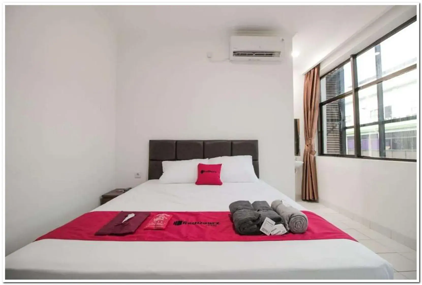 Bed in RedDoorz @ Ruko ITC Roxy Mas Bed in RedDoorz @ Ruko ITC Roxy Mas