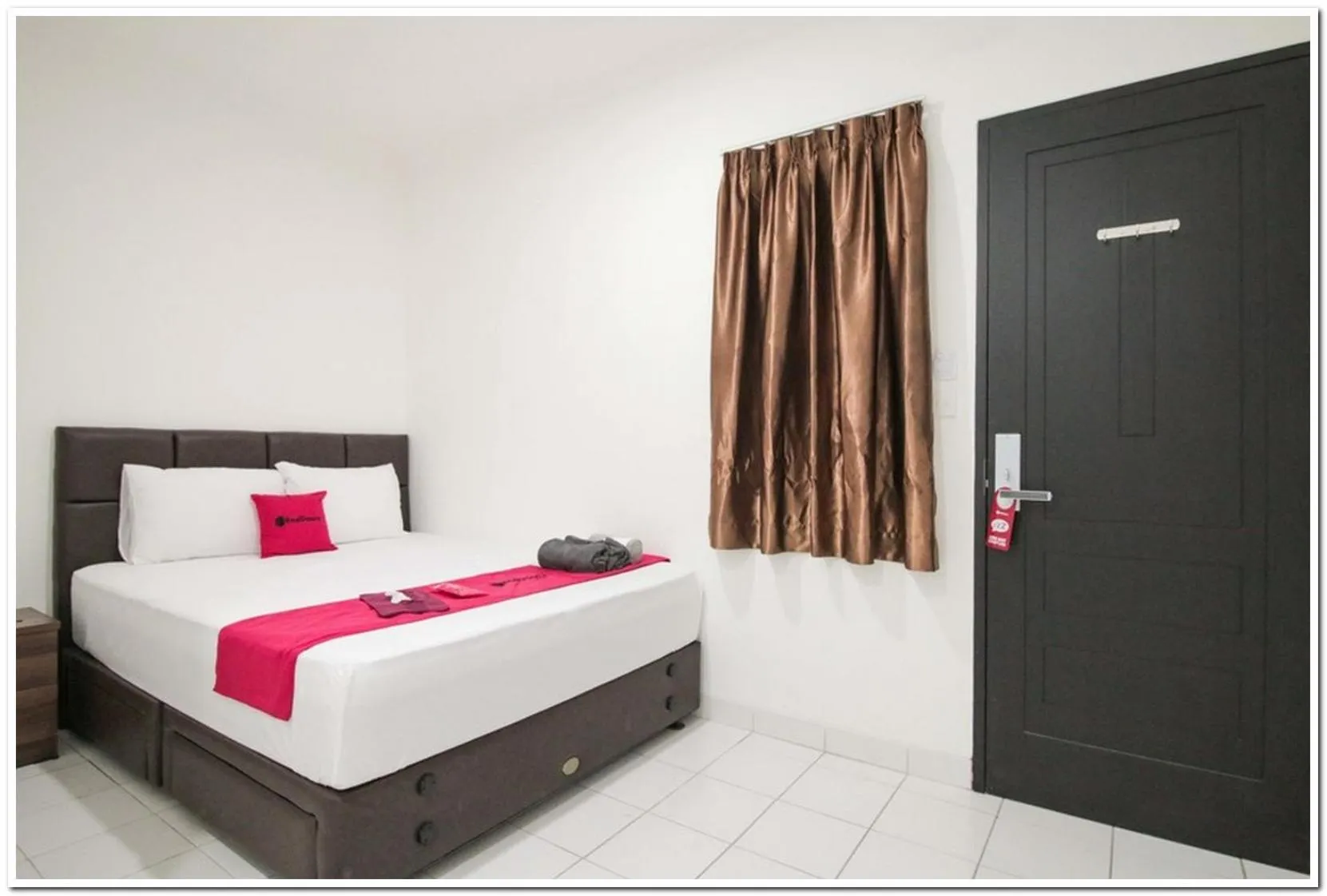 Bedroom, Bed in RedDoorz @ Ruko ITC Roxy Mas