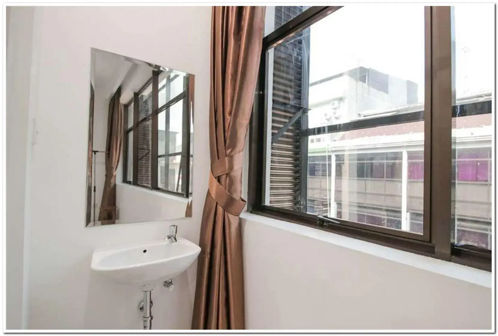 RedDoorz @ Ruko ITC Roxy Mas RedDoorz @ Ruko ITC Roxy Mas