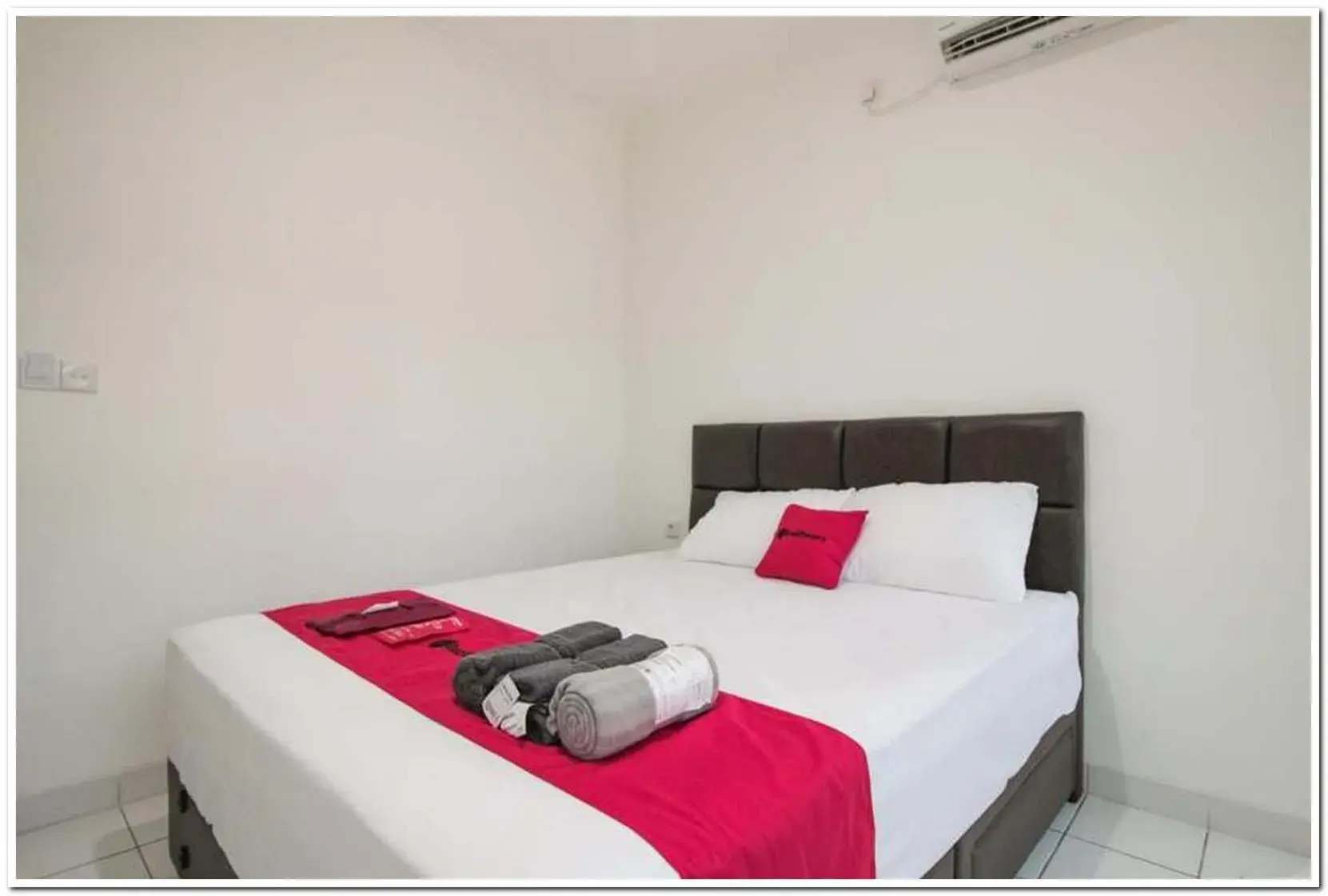 Bed in RedDoorz @ Ruko ITC Roxy Mas Bed in RedDoorz @ Ruko ITC Roxy Mas