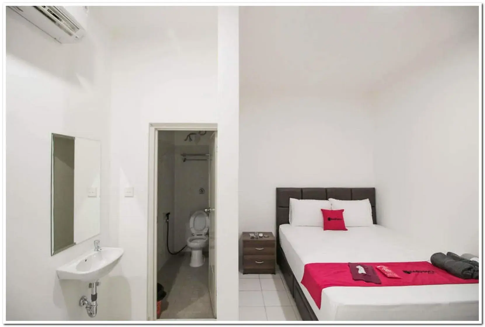 Bed in RedDoorz @ Ruko ITC Roxy Mas Bed in RedDoorz @ Ruko ITC Roxy Mas