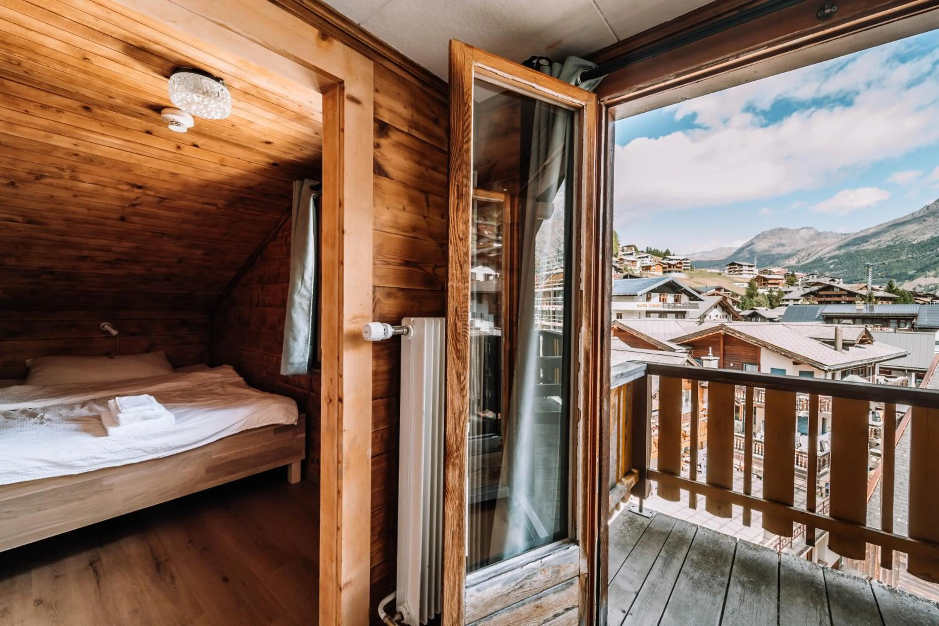 Balcony/Terrace, Bed in Hotel Les Amis