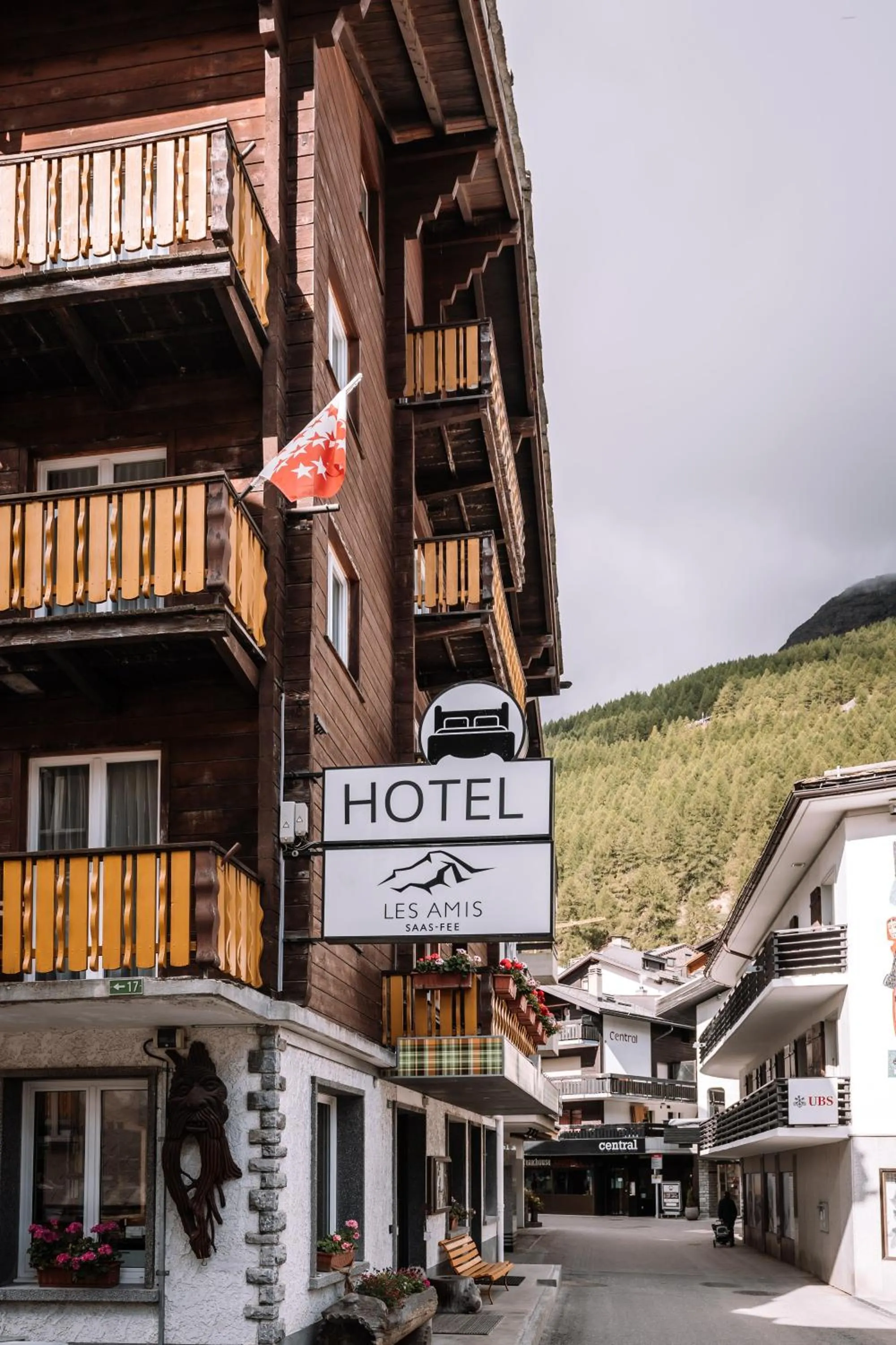 Property building in Hotel Les Amis