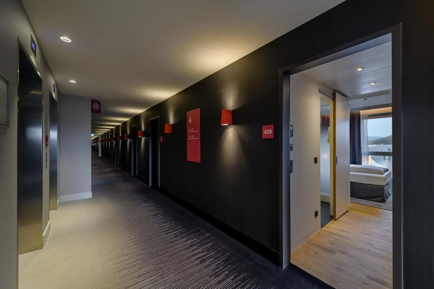 Property building, Bed in IntercityHotel Herford