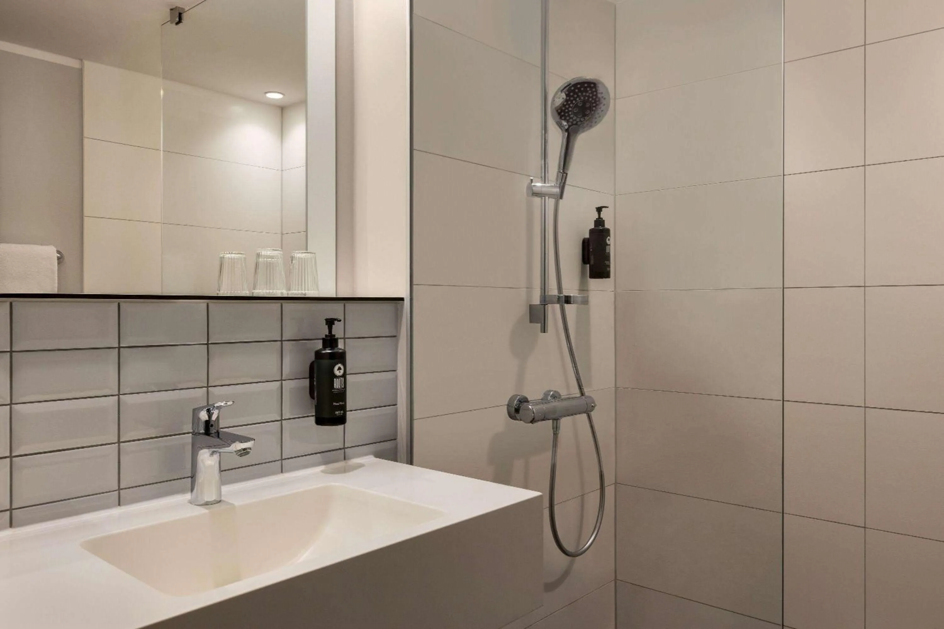 TV and multimedia in Vienna House Easy by Wyndham Leipzig