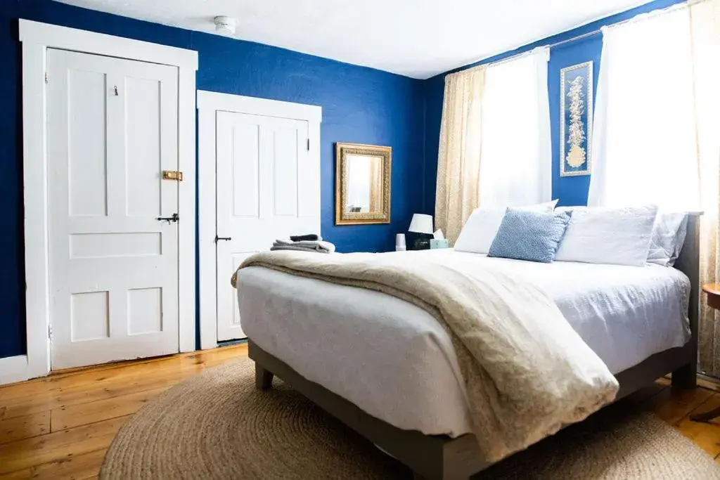 Deluxe Queen Room in Craftsbury Farmhouse Deluxe Queen Room in Craftsbury Farmhouse