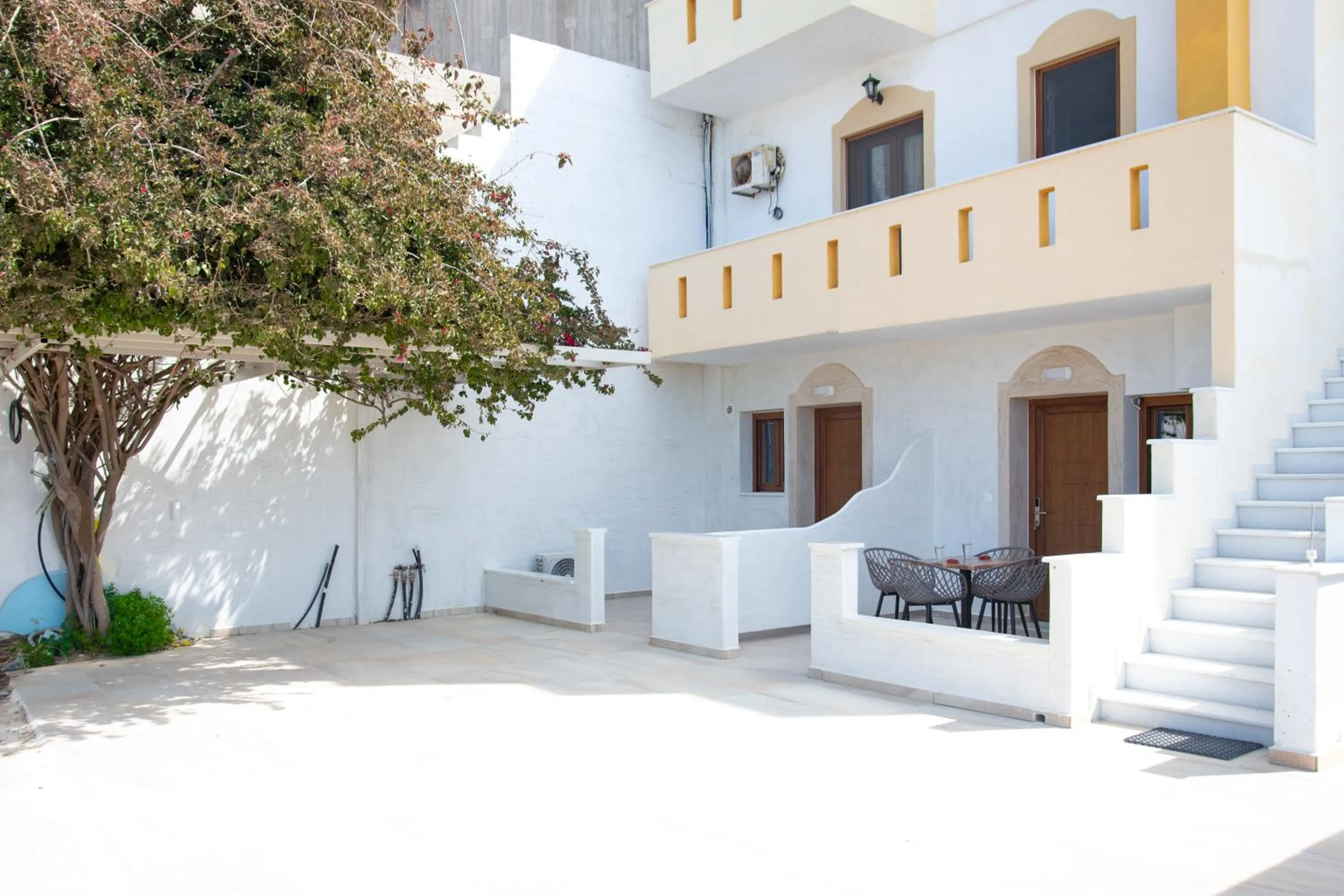 Property building in Alta Vista Naxos