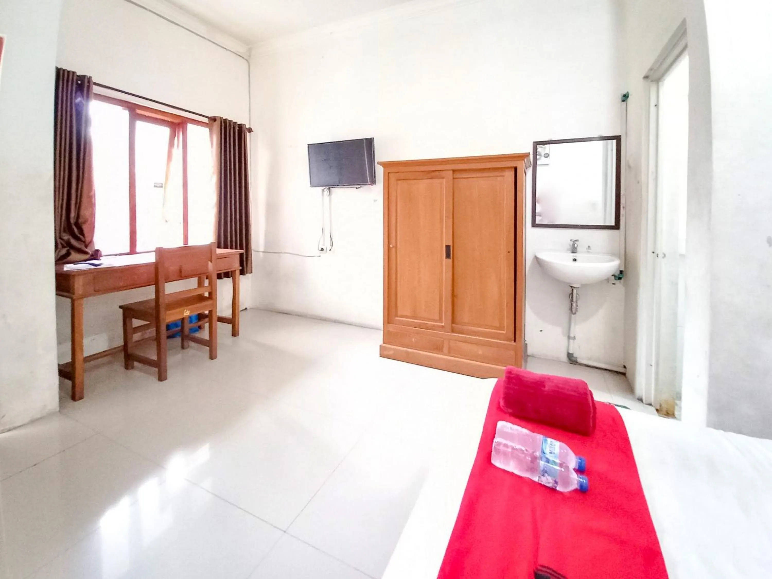 Bedroom, Bed in RedDoorz Syariah at Homestay Bougenville near Taman Alun-Alun Kota Lamongan