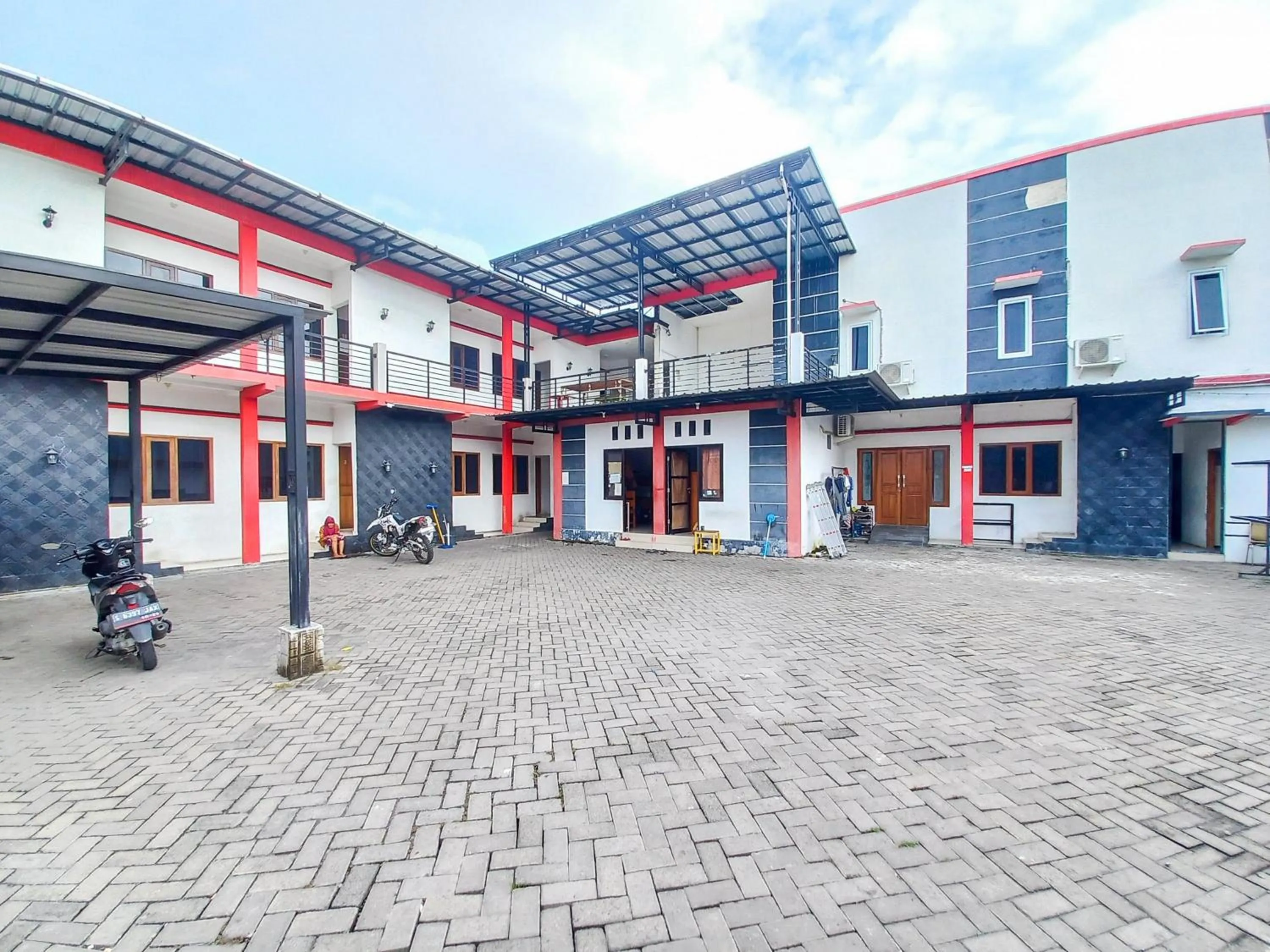 Facade/entrance in RedDoorz Syariah at Homestay Bougenville near Taman Alun-Alun Kota Lamongan