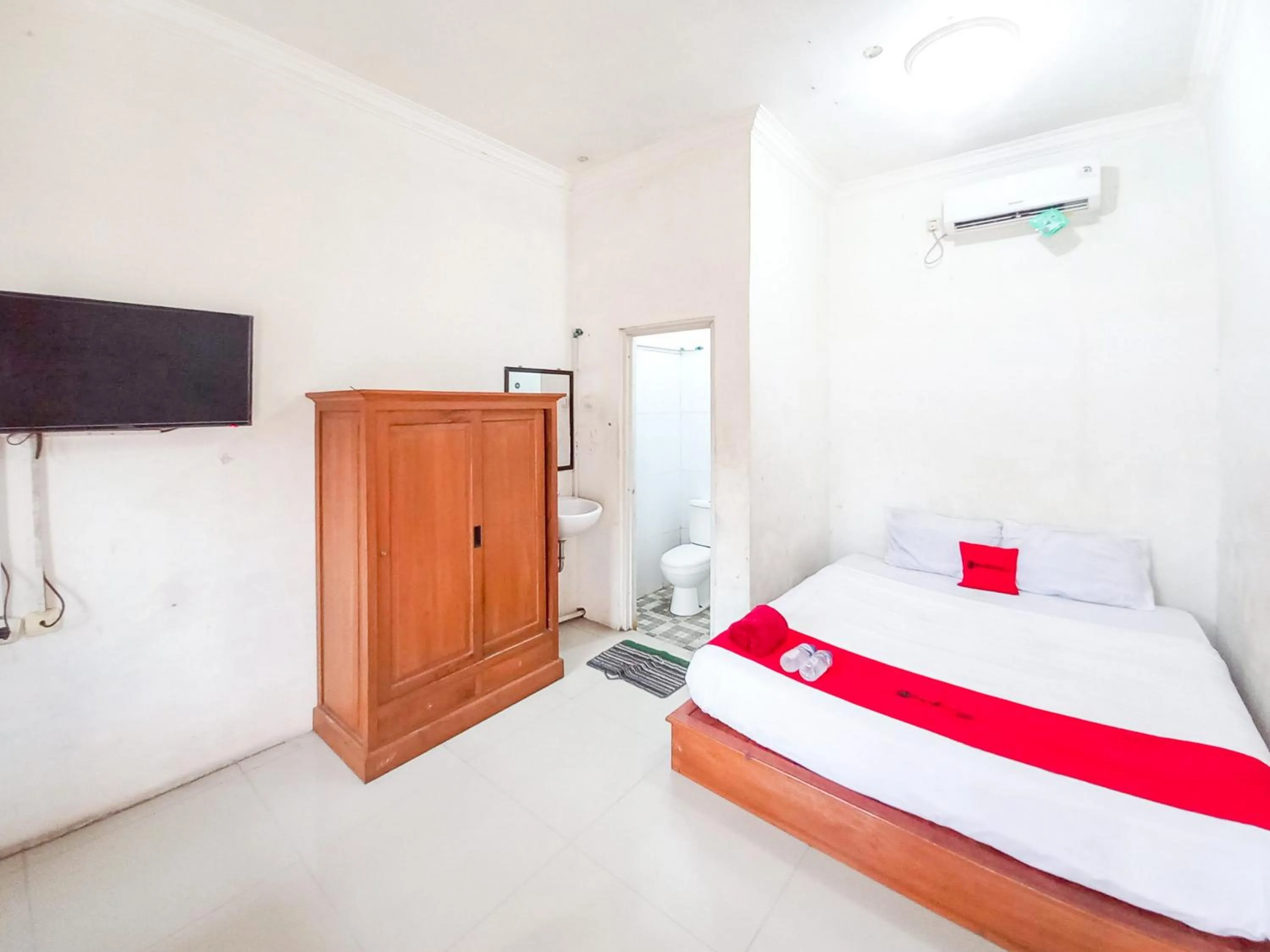 Bedroom, Bed in RedDoorz Syariah at Homestay Bougenville near Taman Alun-Alun Kota Lamongan