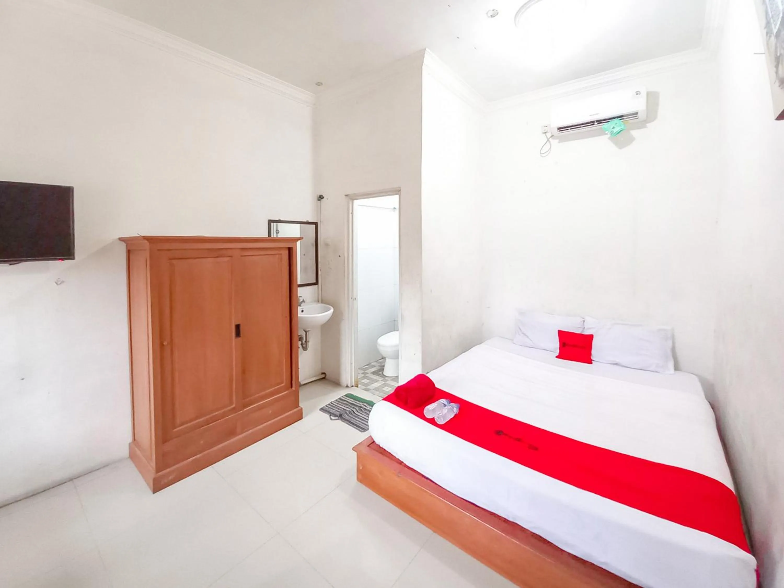 Bedroom, Bed in RedDoorz Syariah at Homestay Bougenville near Taman Alun-Alun Kota Lamongan