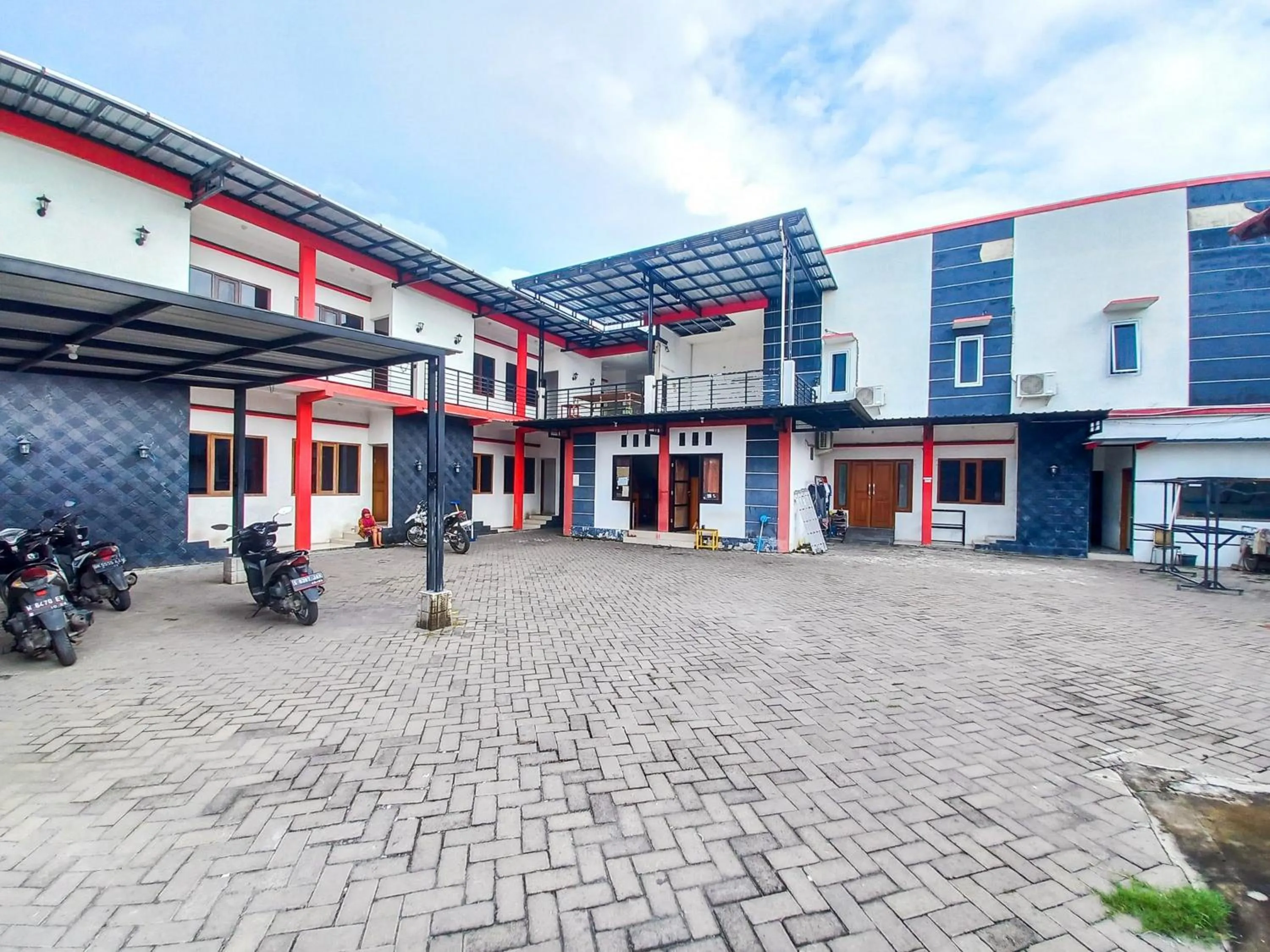 Facade/entrance in RedDoorz Syariah at Homestay Bougenville near Taman Alun-Alun Kota Lamongan