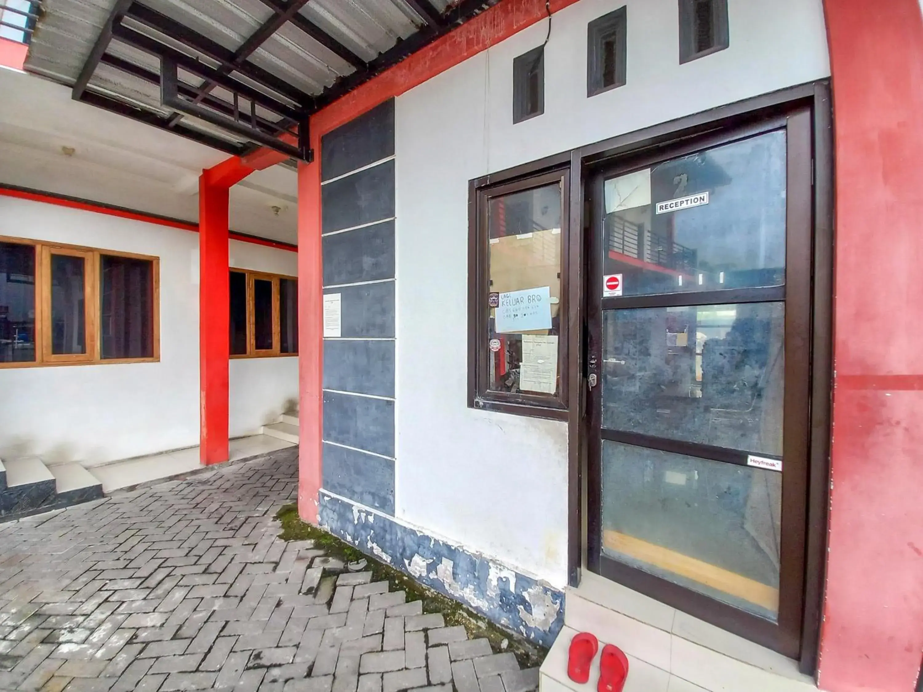 Property building in RedDoorz Syariah at Homestay Bougenville near Taman Alun-Alun Kota Lamongan Property building in RedDoorz Syariah at Homestay Bougenville near Taman Alun-Alun Kota Lamongan