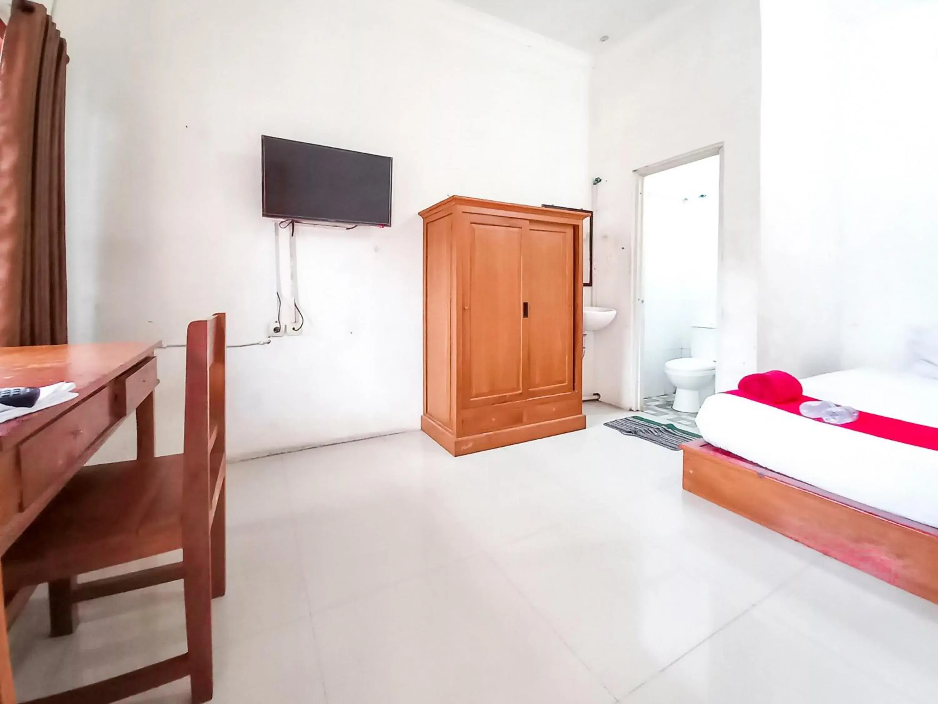 Bedroom, Bed in RedDoorz Syariah at Homestay Bougenville near Taman Alun-Alun Kota Lamongan Bedroom, Bed in RedDoorz Syariah at Homestay Bougenville near Taman Alun-Alun Kota Lamongan