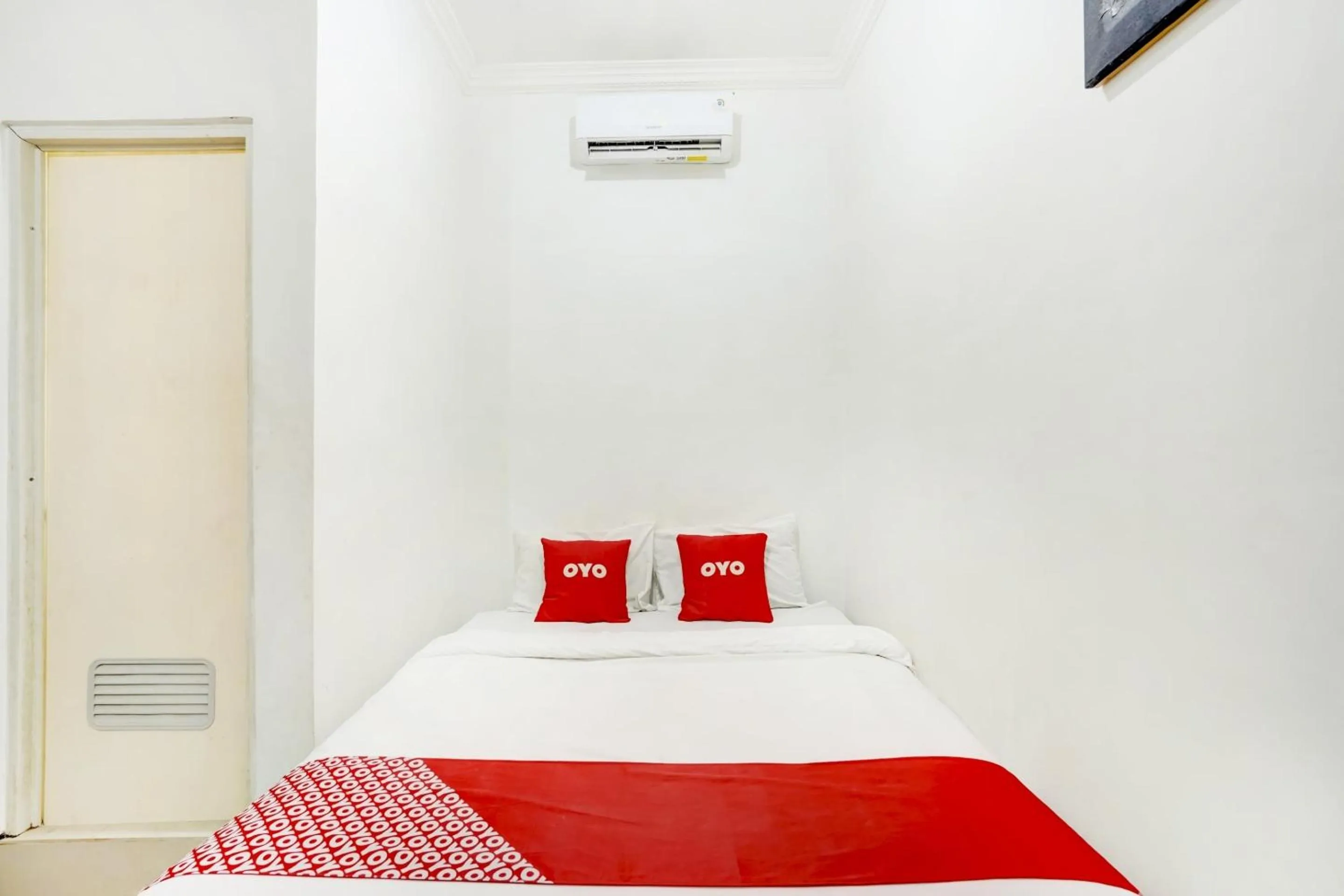Standard Double Room in RedDoorz Syariah at Homestay Bougenville near Taman Alun-Alun Kota Lamongan