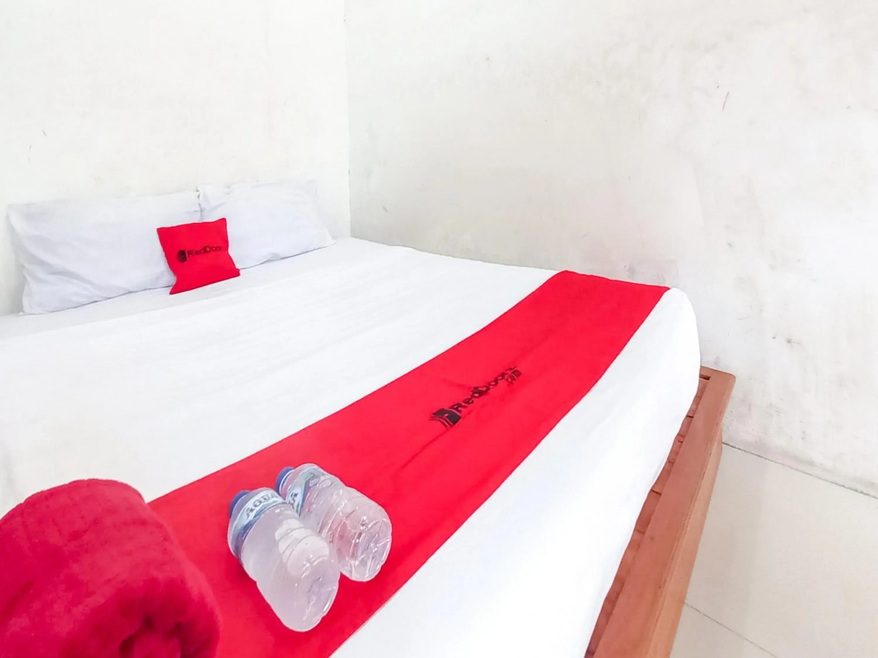 Bedroom, Bed in RedDoorz Syariah at Homestay Bougenville near Taman Alun-Alun Kota Lamongan Bedroom, Bed in RedDoorz Syariah at Homestay Bougenville near Taman Alun-Alun Kota Lamongan