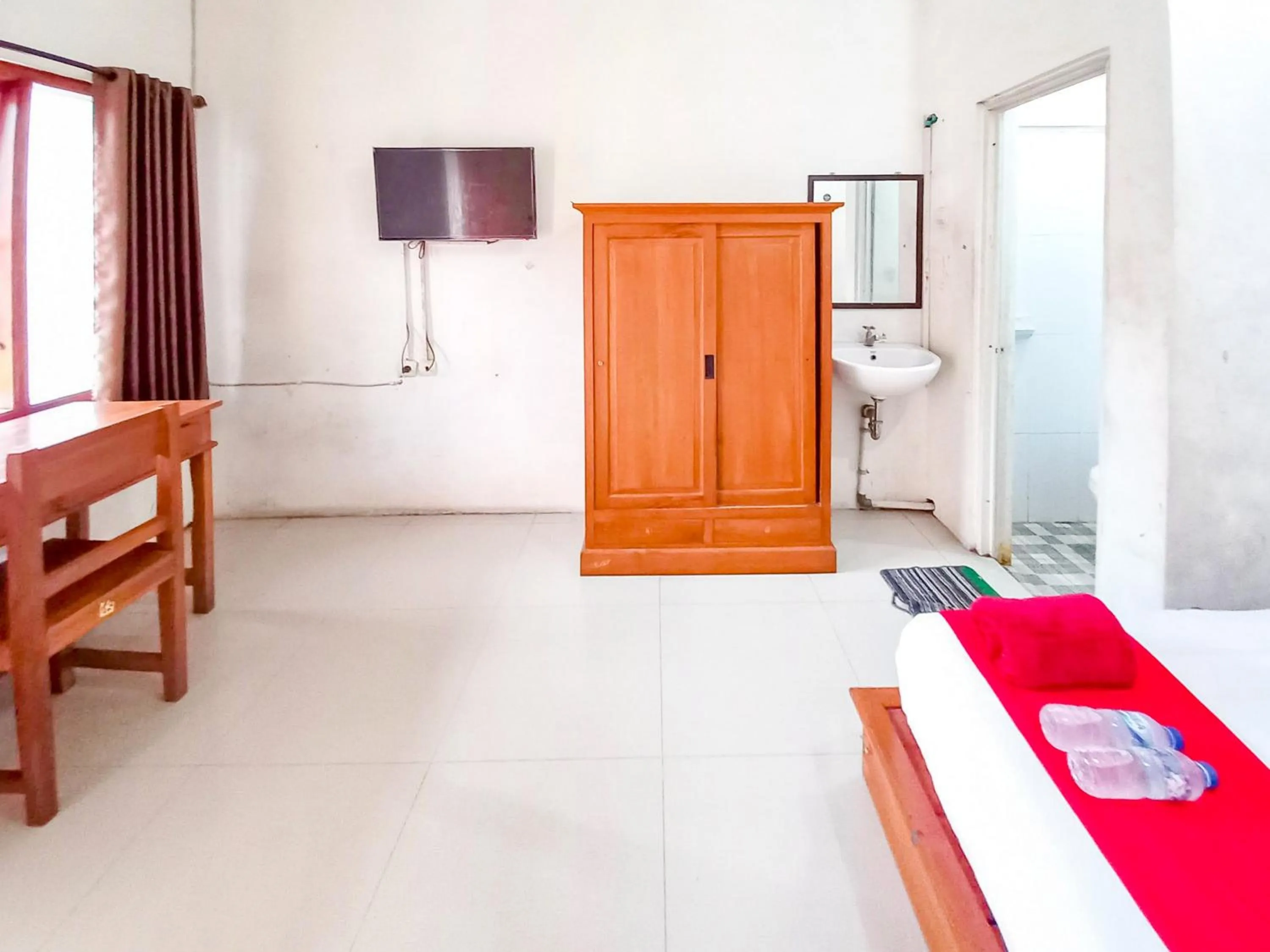 Bedroom, Bed in RedDoorz Syariah at Homestay Bougenville near Taman Alun-Alun Kota Lamongan