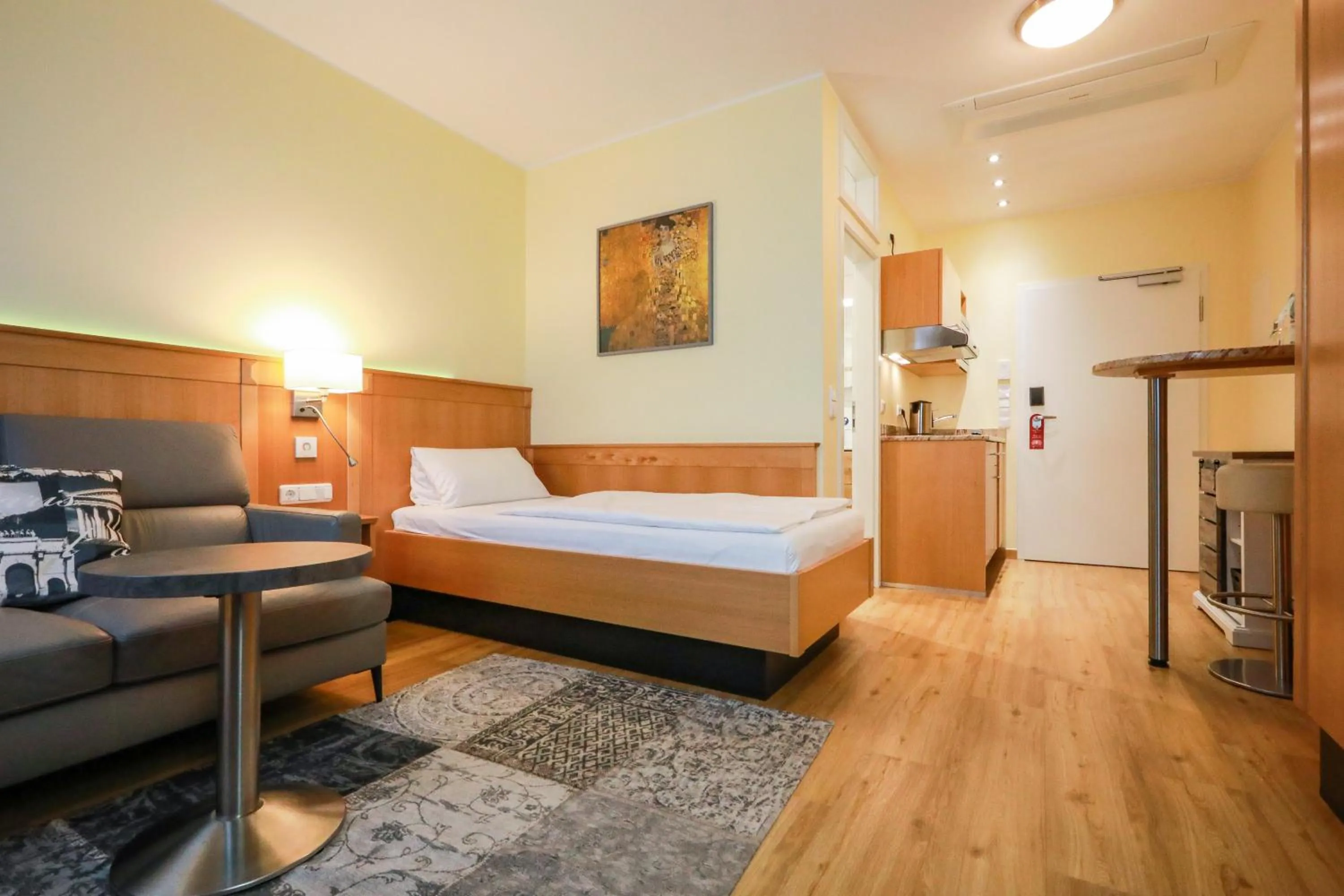 Bed in Apartment Hotel KRAL - BUSINESS HOTEL & SERVICED APARTMENTS