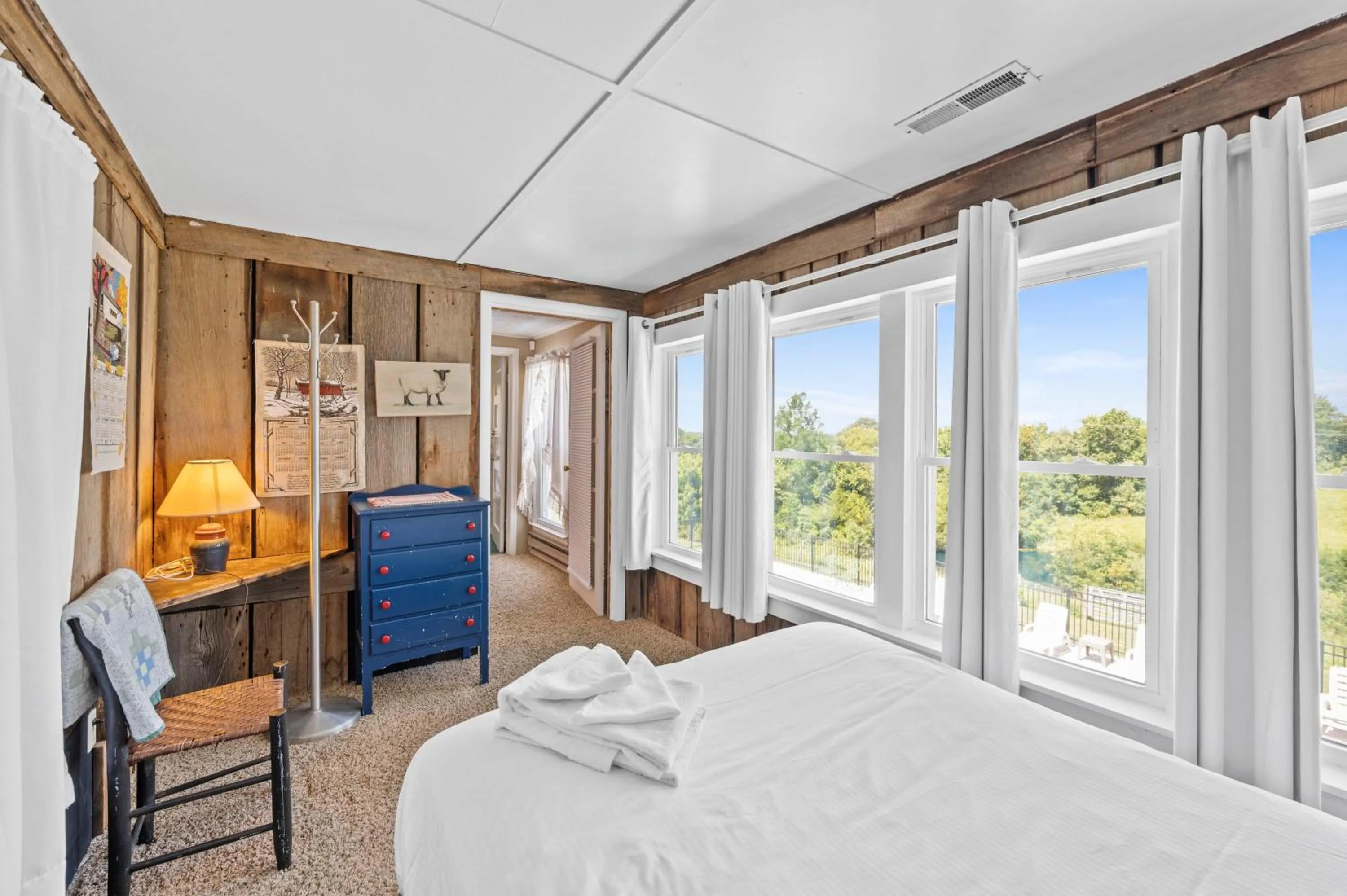 Bed in Country Lodge for 18, With Pool and Pond, Near Ark