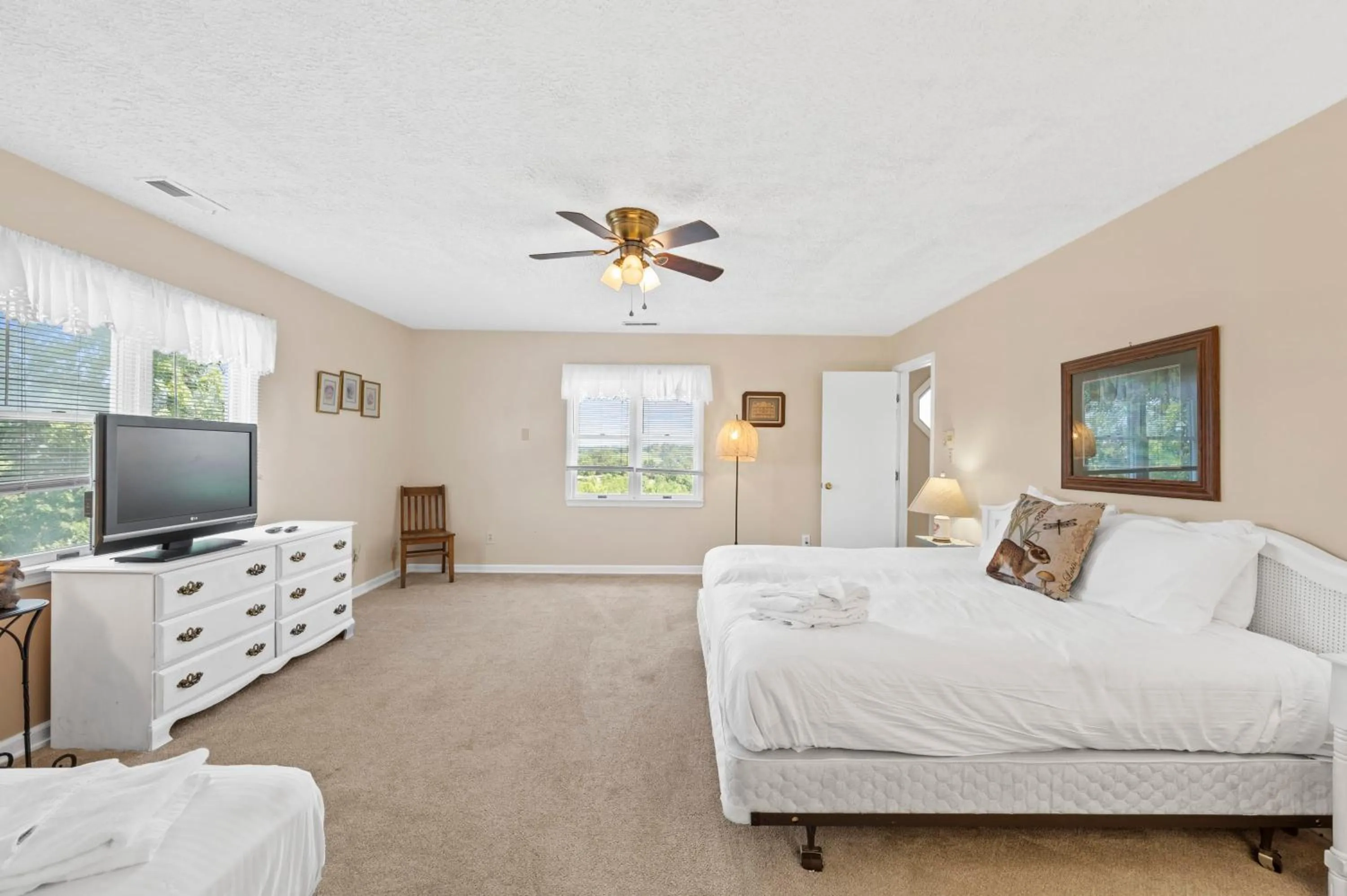 Country Lodge for 18, With Pool and Pond, Near Ark