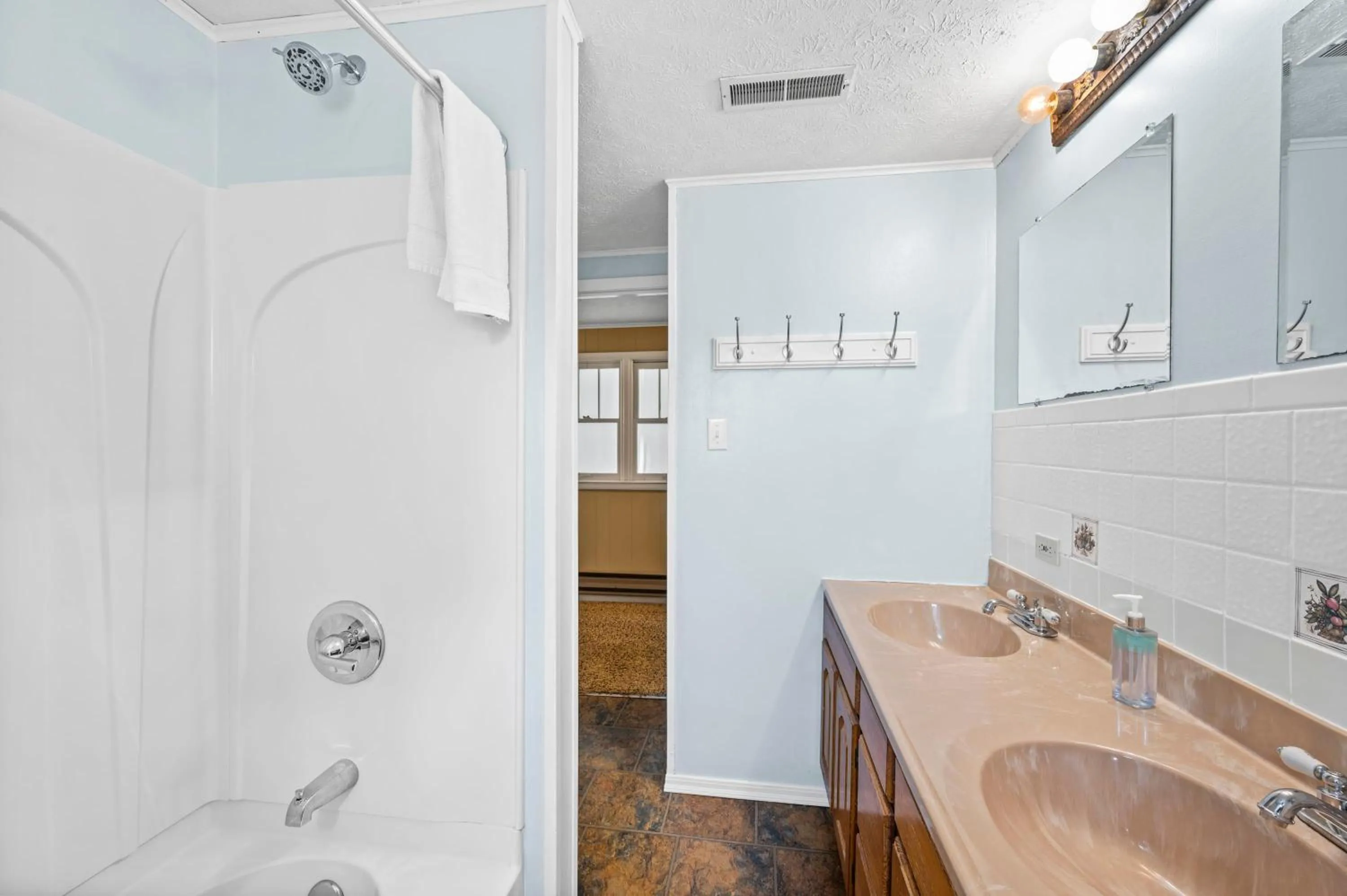 Country Lodge for 18, With Pool and Pond, Near Ark