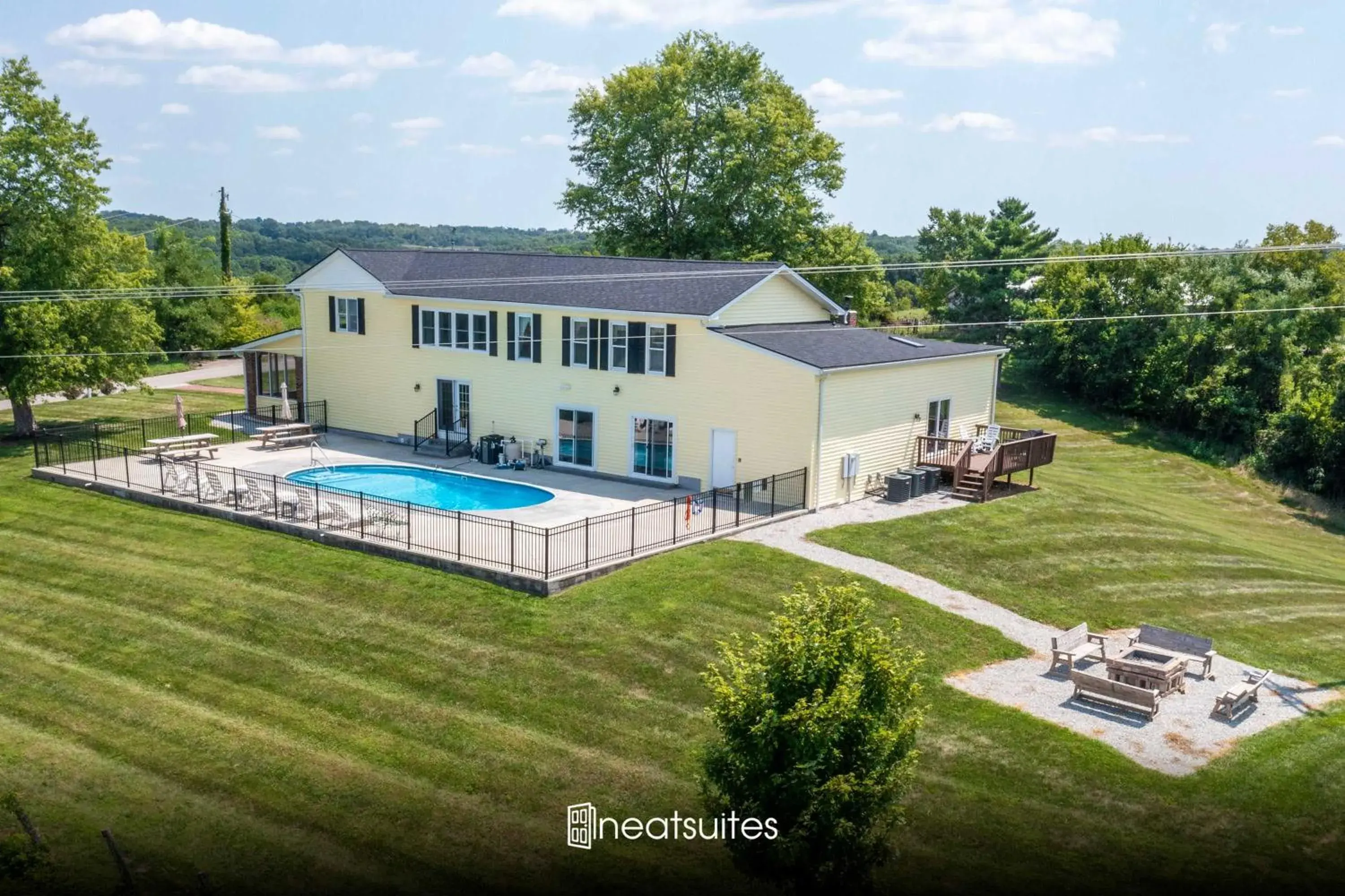 Country Lodge for 18, With Pool and Pond, Near Ark Country Lodge for 18, With Pool and Pond, Near Ark