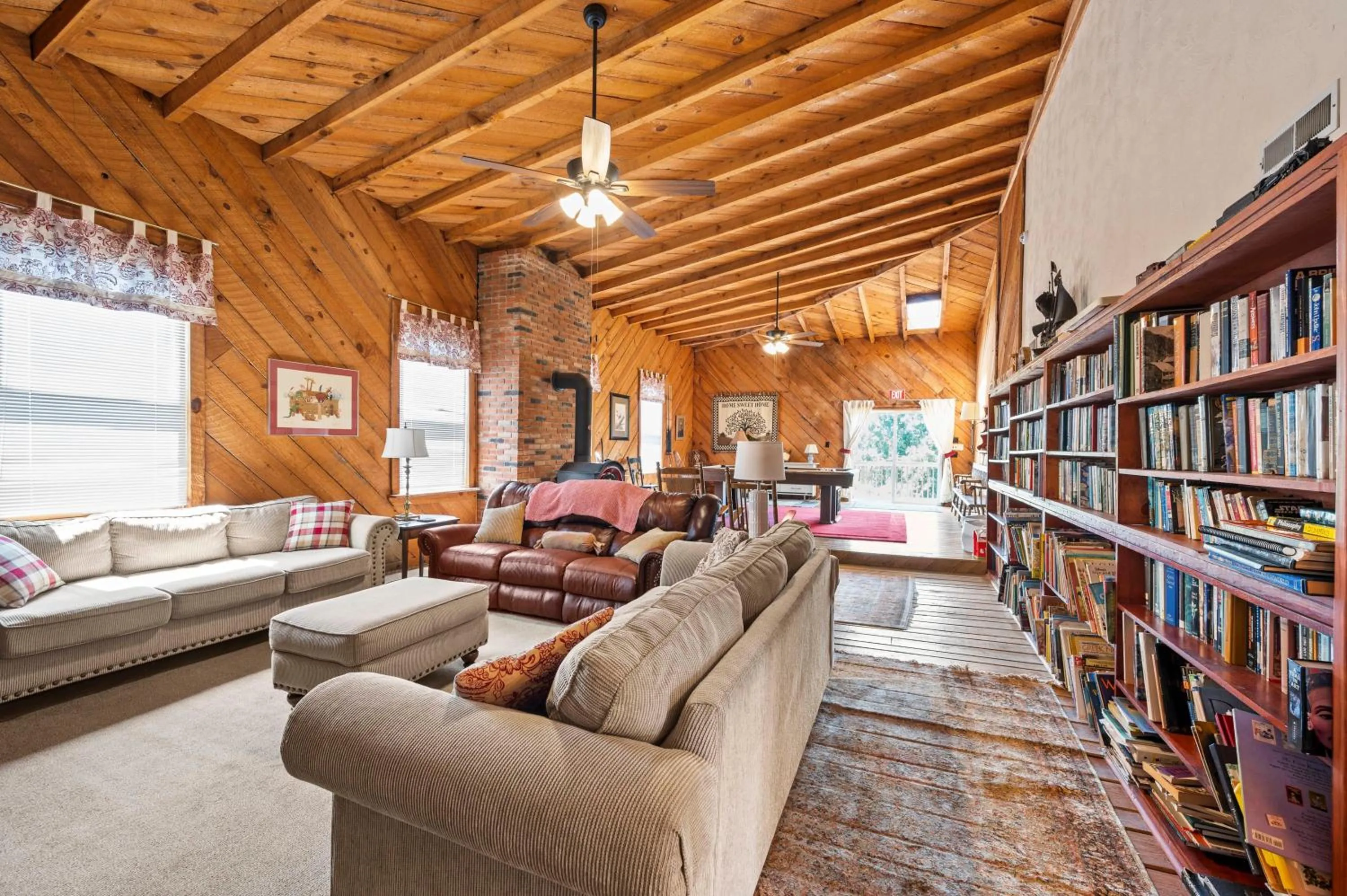 Country Lodge for 18, With Pool and Pond, Near Ark