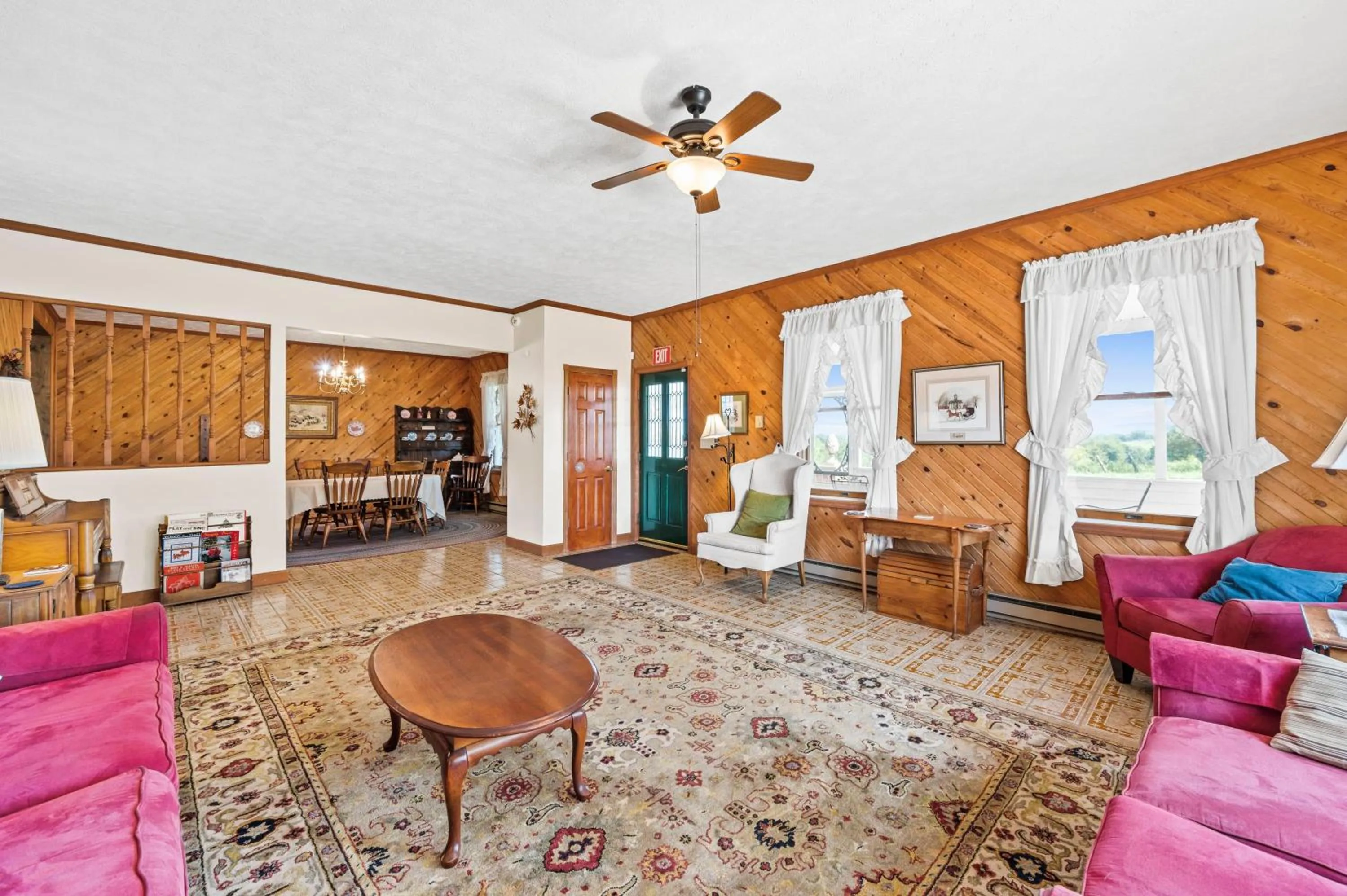 Country Lodge for 18, With Pool and Pond, Near Ark