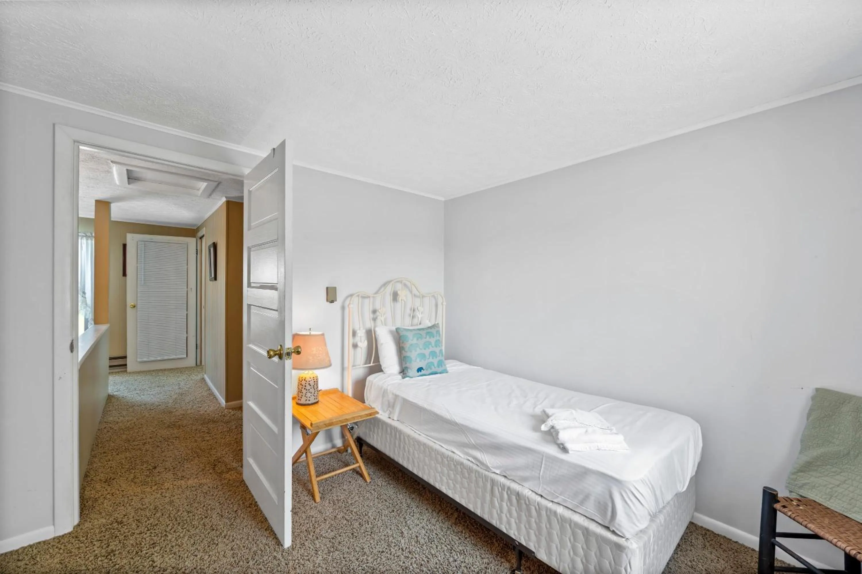 Bed in Country Lodge for 18, With Pool and Pond, Near Ark