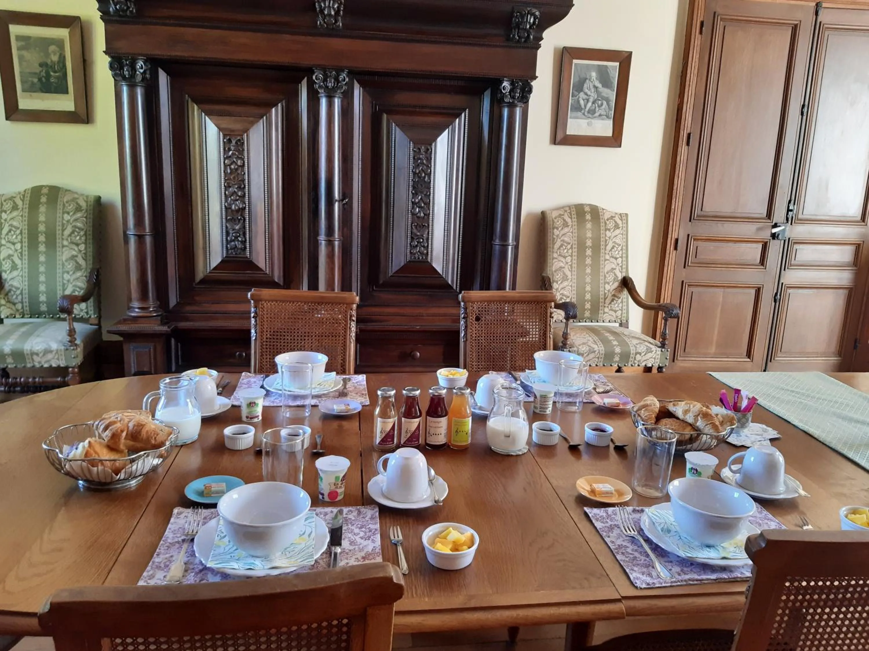 Breakfast in Château de Mongazon